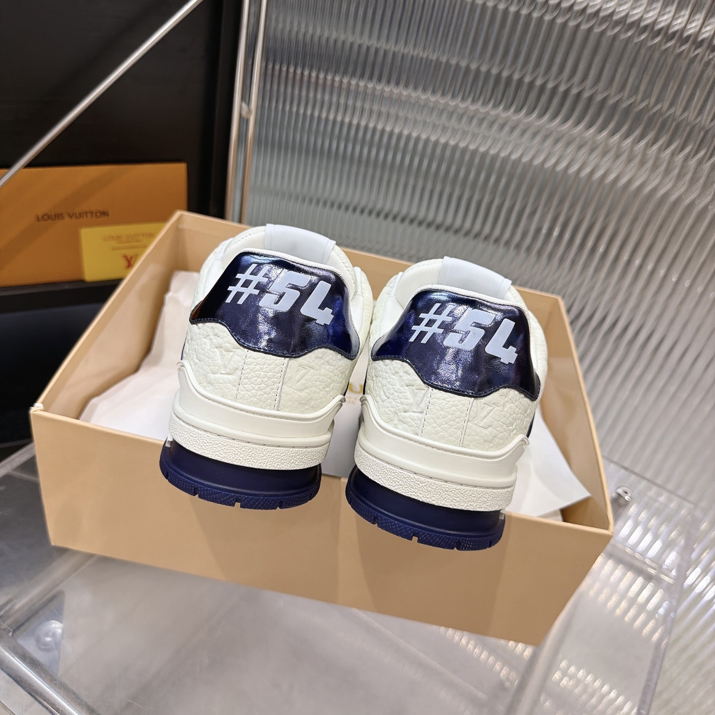 LV 一比一 Trainer 白色壓紋低筒休閒運動鞋 百搭鞋款| 8 LV 一比一 Trainer 白色壓紋低筒休閒運動鞋 百搭鞋款