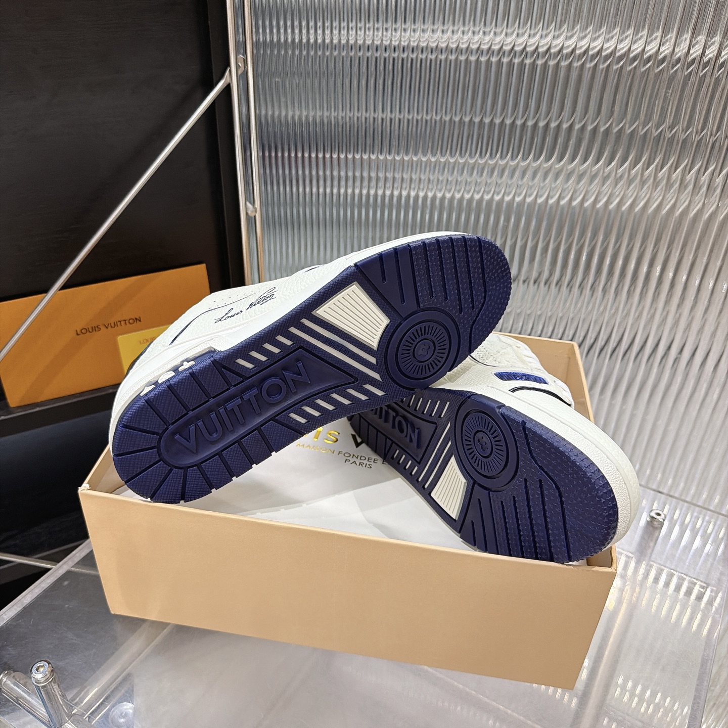 LV 一比一 Trainer 白色壓紋低筒休閒運動鞋 百搭鞋款| 7 LV 一比一 Trainer 白色壓紋低筒休閒運動鞋 百搭鞋款