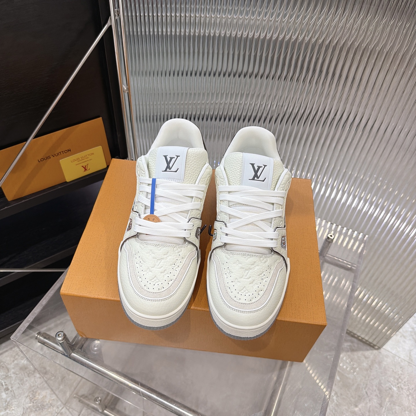 LV A貨 Trainer 白灰壓紋休閒運動鞋 精品百搭鞋款