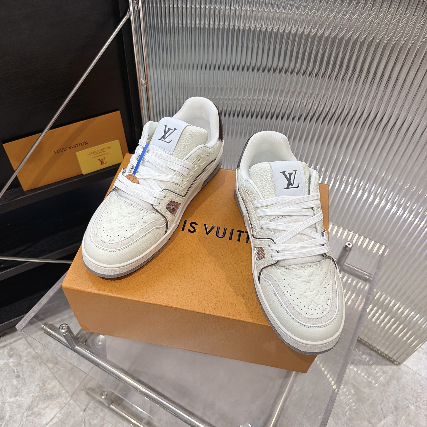 LV A貨 Trainer 白灰壓紋休閒運動鞋 精品百搭鞋款| 14 LV A貨 Trainer 白灰壓紋休閒運動鞋 精品百搭鞋款