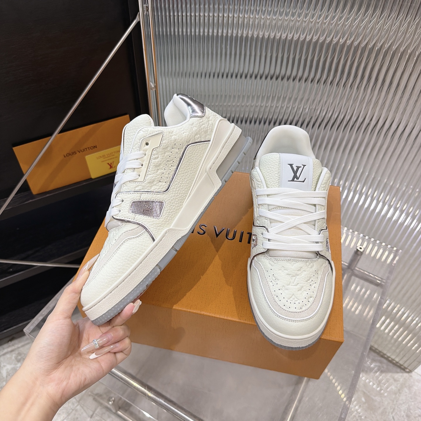 LV A貨 Trainer 白灰壓紋休閒運動鞋 精品百搭鞋款| 13 LV A貨 Trainer 白灰壓紋休閒運動鞋 精品百搭鞋款
