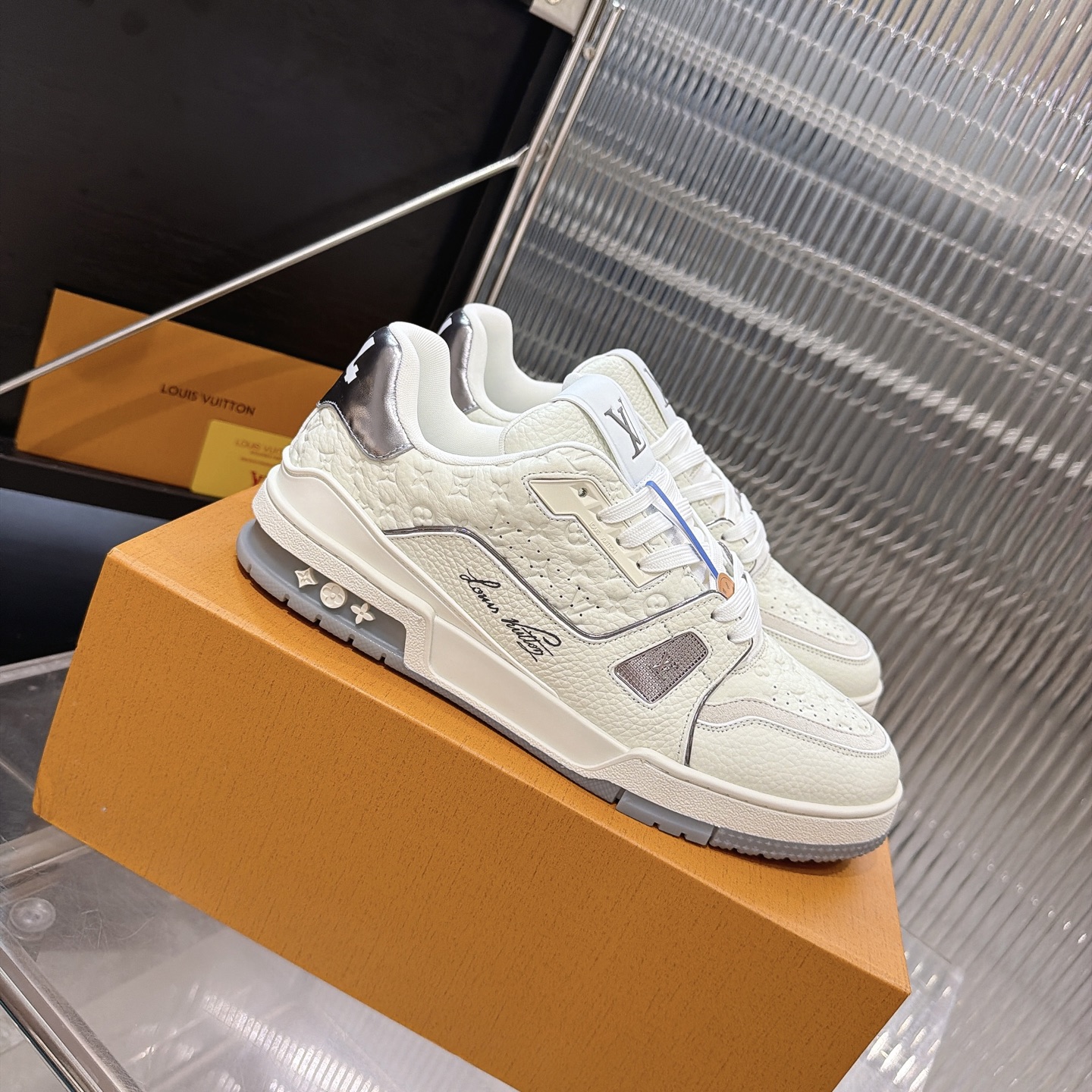 LV A貨 Trainer 白灰壓紋休閒運動鞋 精品百搭鞋款| 12 LV A貨 Trainer 白灰壓紋休閒運動鞋 精品百搭鞋款