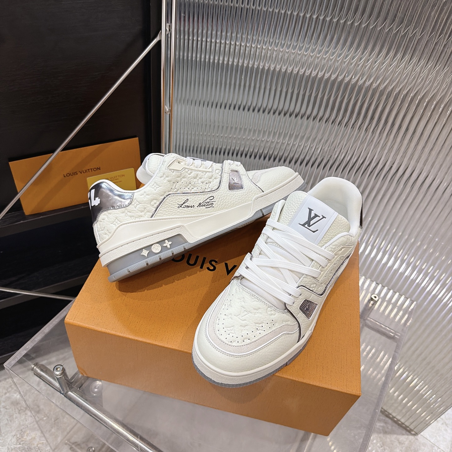 LV A貨 Trainer 白灰壓紋休閒運動鞋 精品百搭鞋款| 11 LV A貨 Trainer 白灰壓紋休閒運動鞋 精品百搭鞋款
