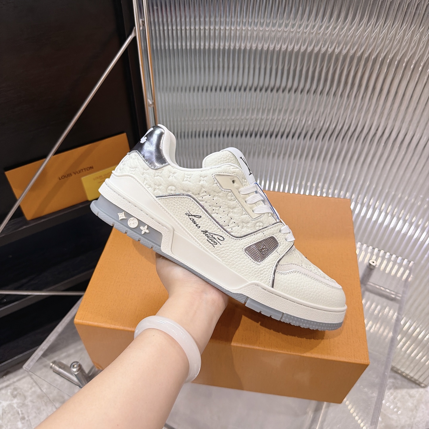 LV A貨 Trainer 白灰壓紋休閒運動鞋 精品百搭鞋款| 10 LV A貨 Trainer 白灰壓紋休閒運動鞋 精品百搭鞋款