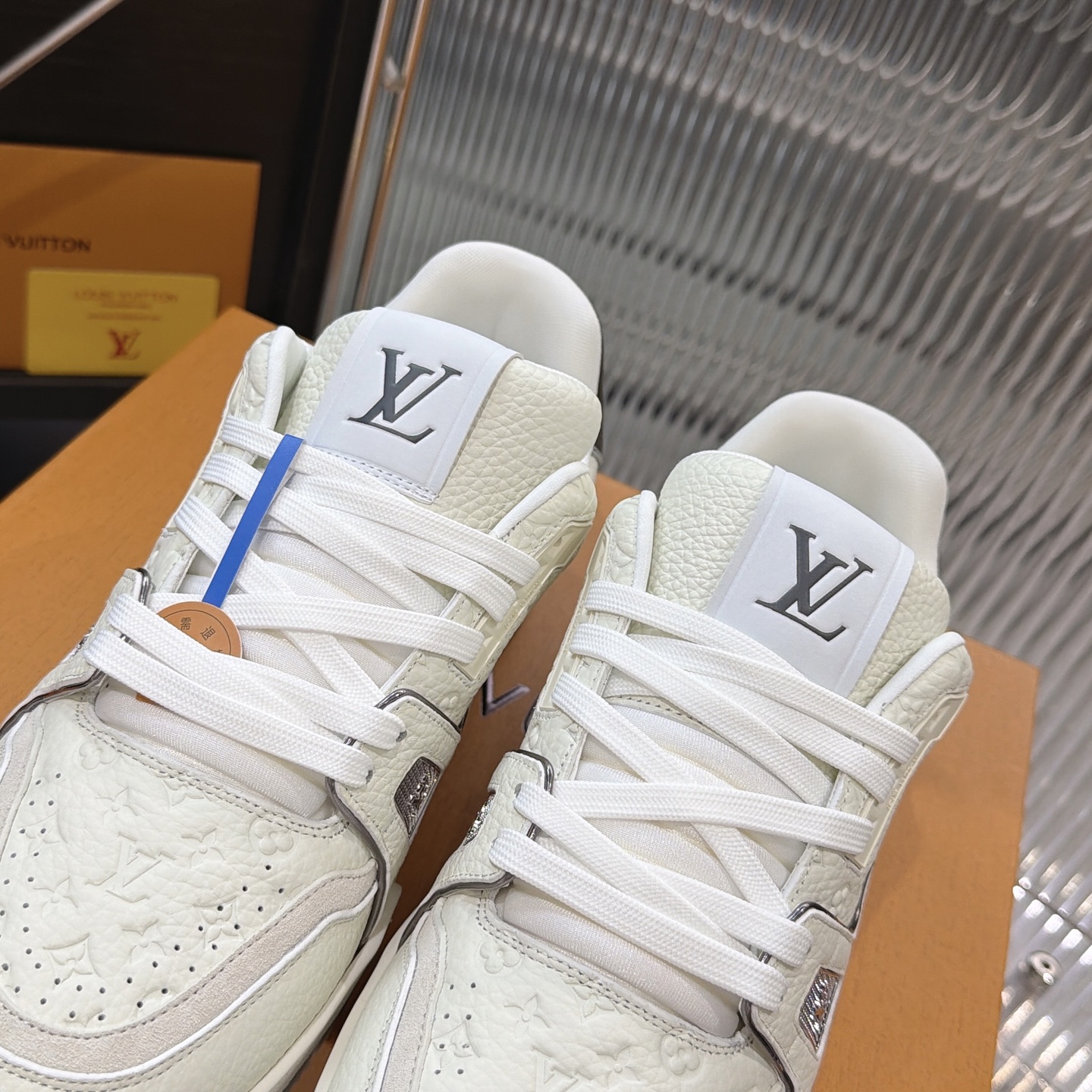 LV A貨 Trainer 白灰壓紋休閒運動鞋 精品百搭鞋款| 9 LV A貨 Trainer 白灰壓紋休閒運動鞋 精品百搭鞋款