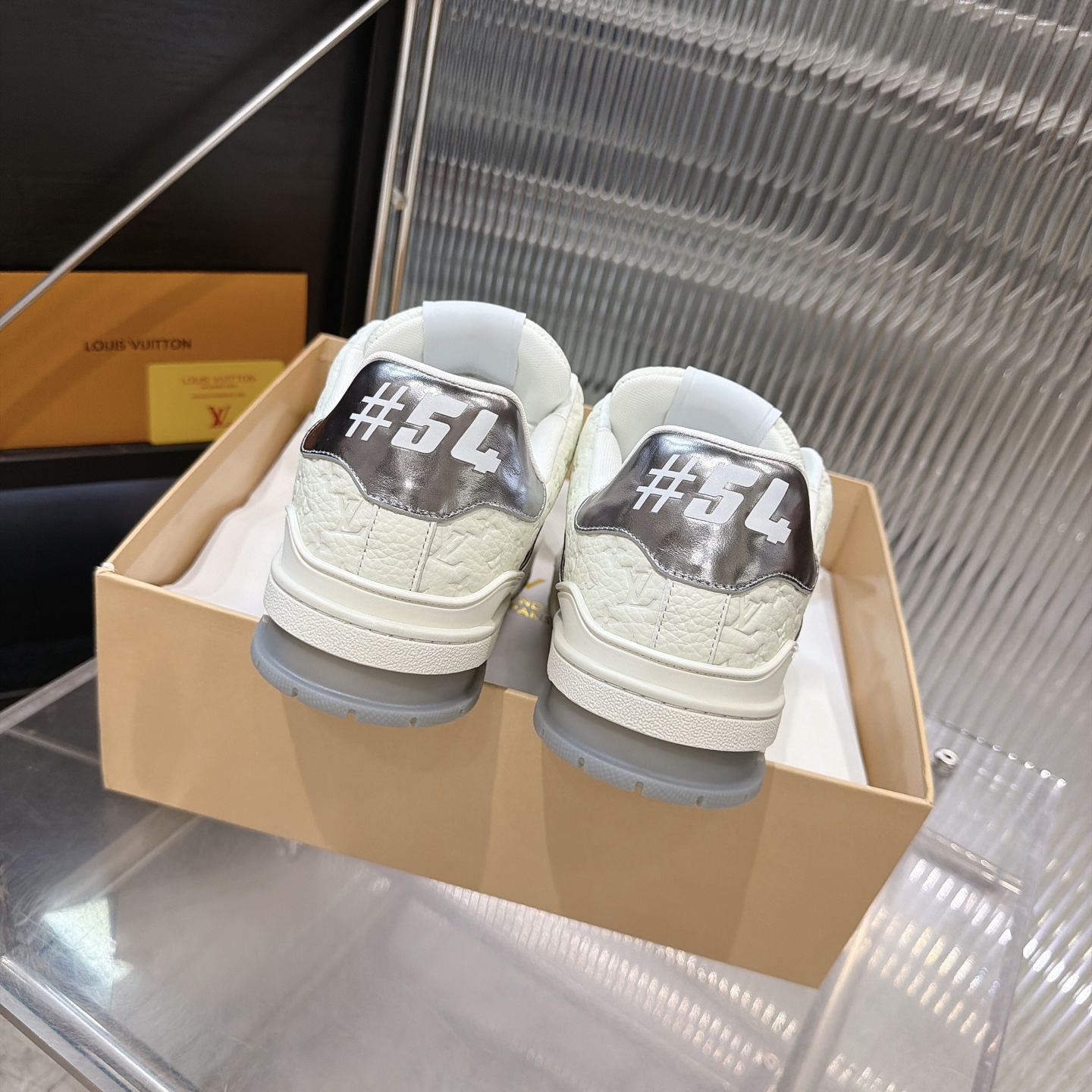 LV A貨 Trainer 白灰壓紋休閒運動鞋 精品百搭鞋款| 8 LV A貨 Trainer 白灰壓紋休閒運動鞋 精品百搭鞋款