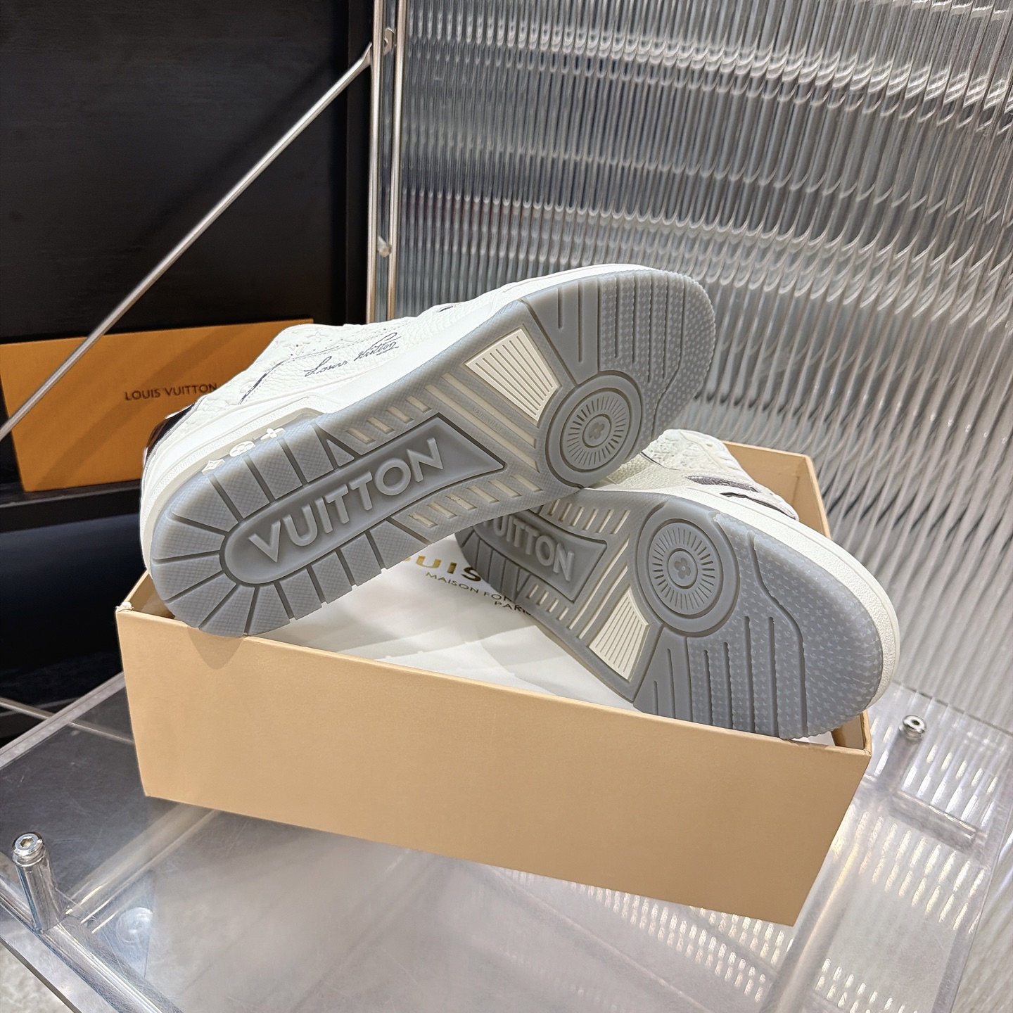 LV A貨 Trainer 白灰壓紋休閒運動鞋 精品百搭鞋款| 7 LV A貨 Trainer 白灰壓紋休閒運動鞋 精品百搭鞋款