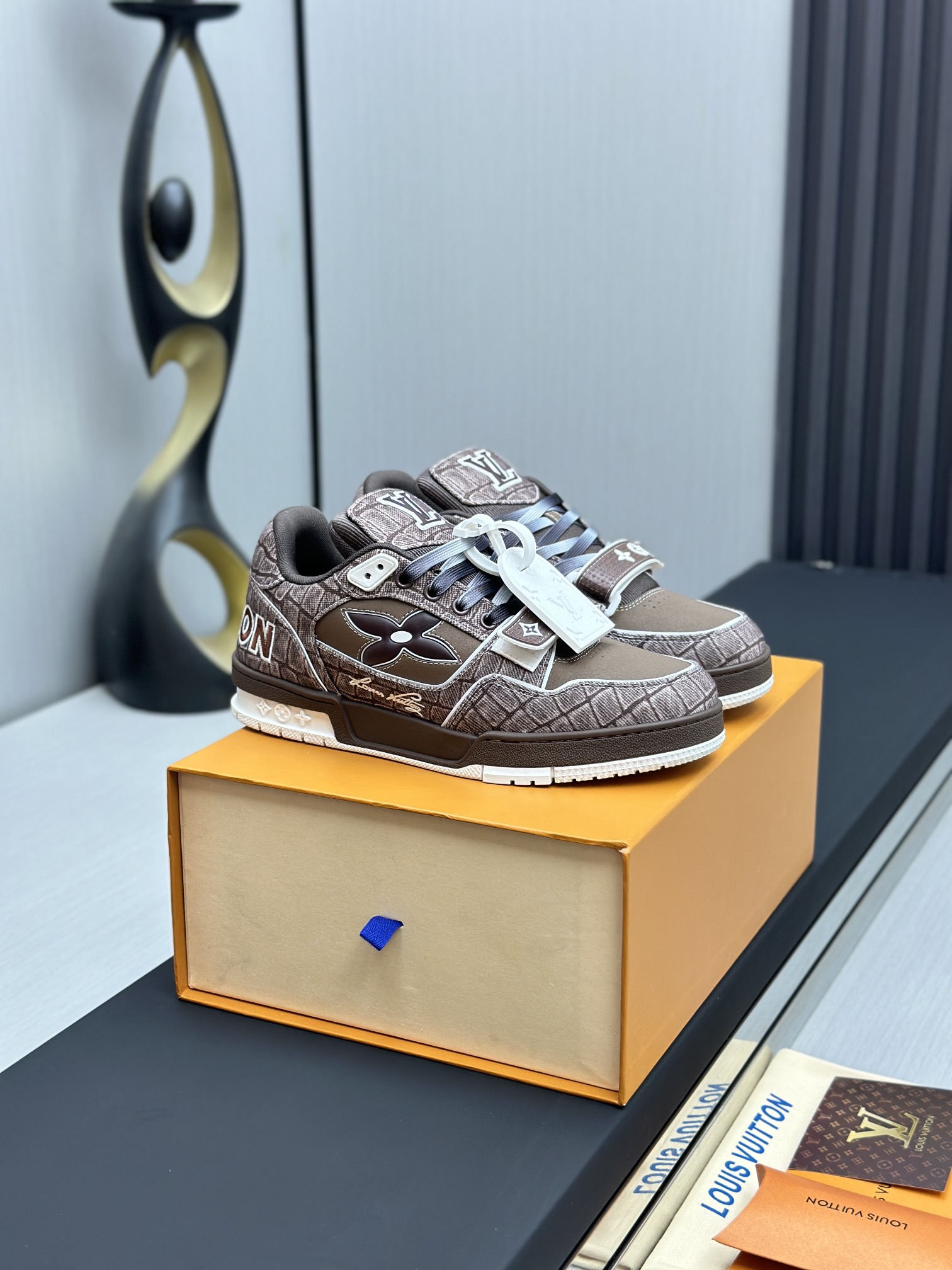 LV一比一咖啡色Monogram Trainer运动鞋 时尚低帮板鞋| 14 LV一比一咖啡色Monogram Trainer运动鞋 时尚低帮板鞋