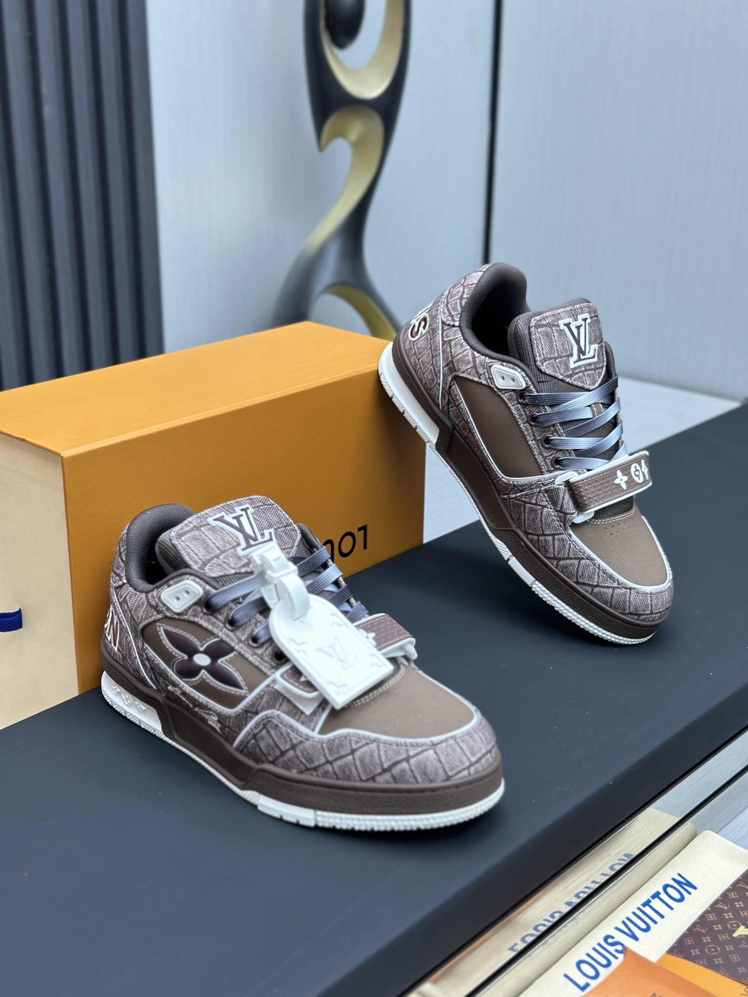 LV一比一咖啡色Monogram Trainer运动鞋 时尚低帮板鞋| 13 LV一比一咖啡色Monogram Trainer运动鞋 时尚低帮板鞋