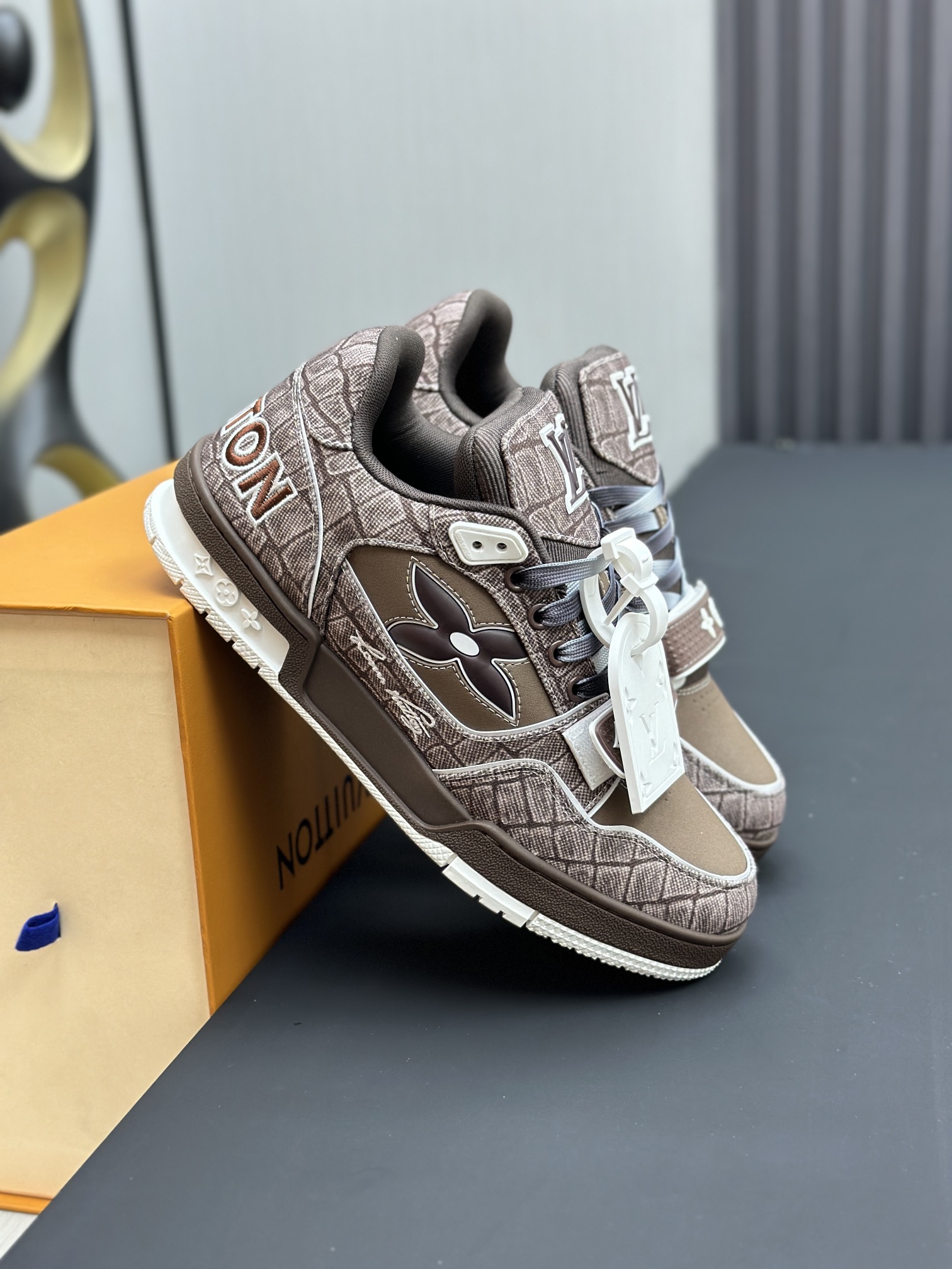 LV一比一咖啡色Monogram Trainer运动鞋 时尚低帮板鞋| 12 LV一比一咖啡色Monogram Trainer运动鞋 时尚低帮板鞋