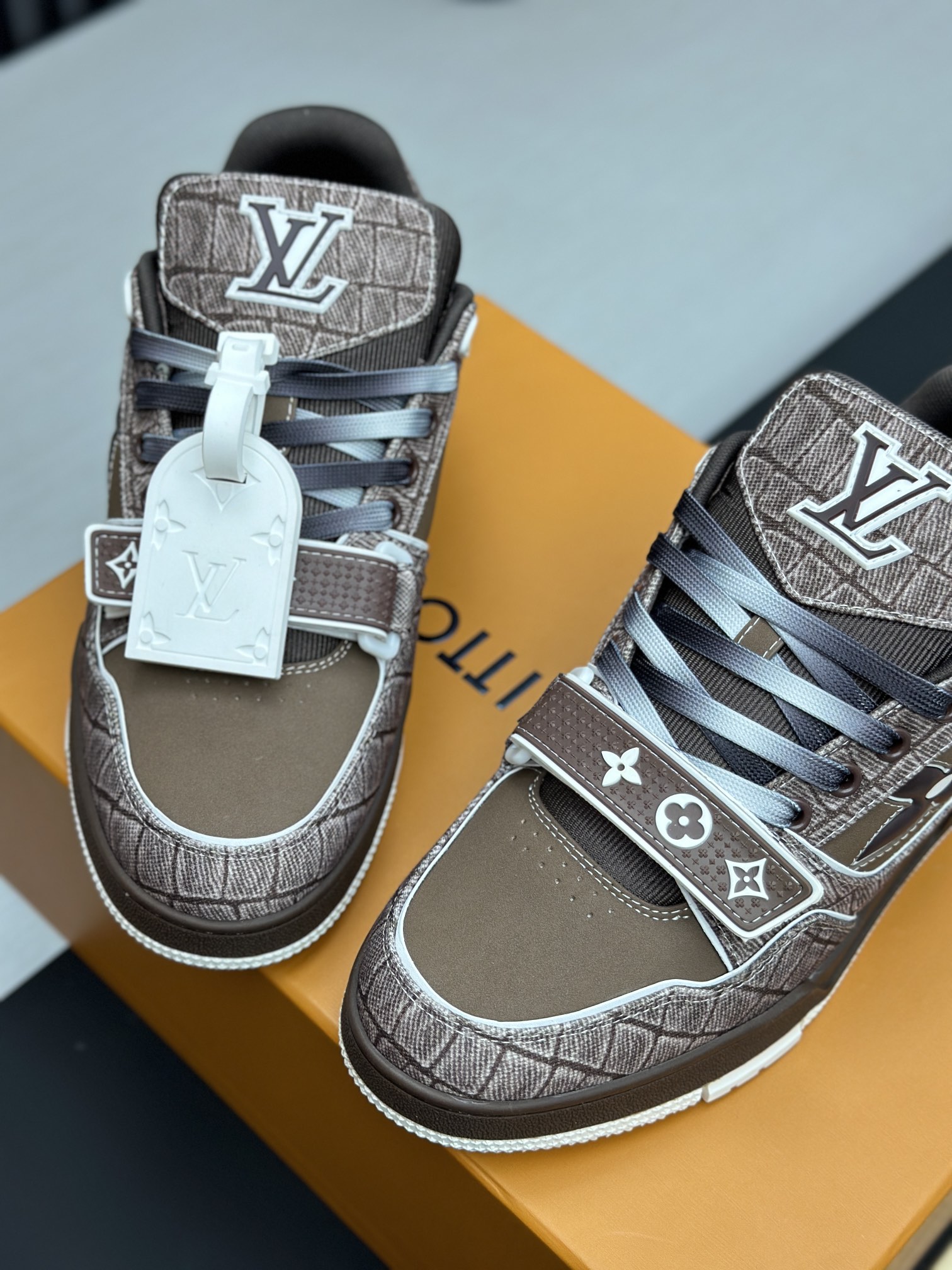 LV一比一咖啡色Monogram Trainer运动鞋 时尚低帮板鞋| 11 LV一比一咖啡色Monogram Trainer运动鞋 时尚低帮板鞋