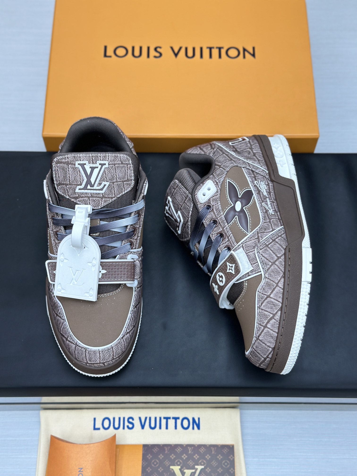 LV一比一咖啡色Monogram Trainer运动鞋 时尚低帮板鞋| 8 LV一比一咖啡色Monogram Trainer运动鞋 时尚低帮板鞋