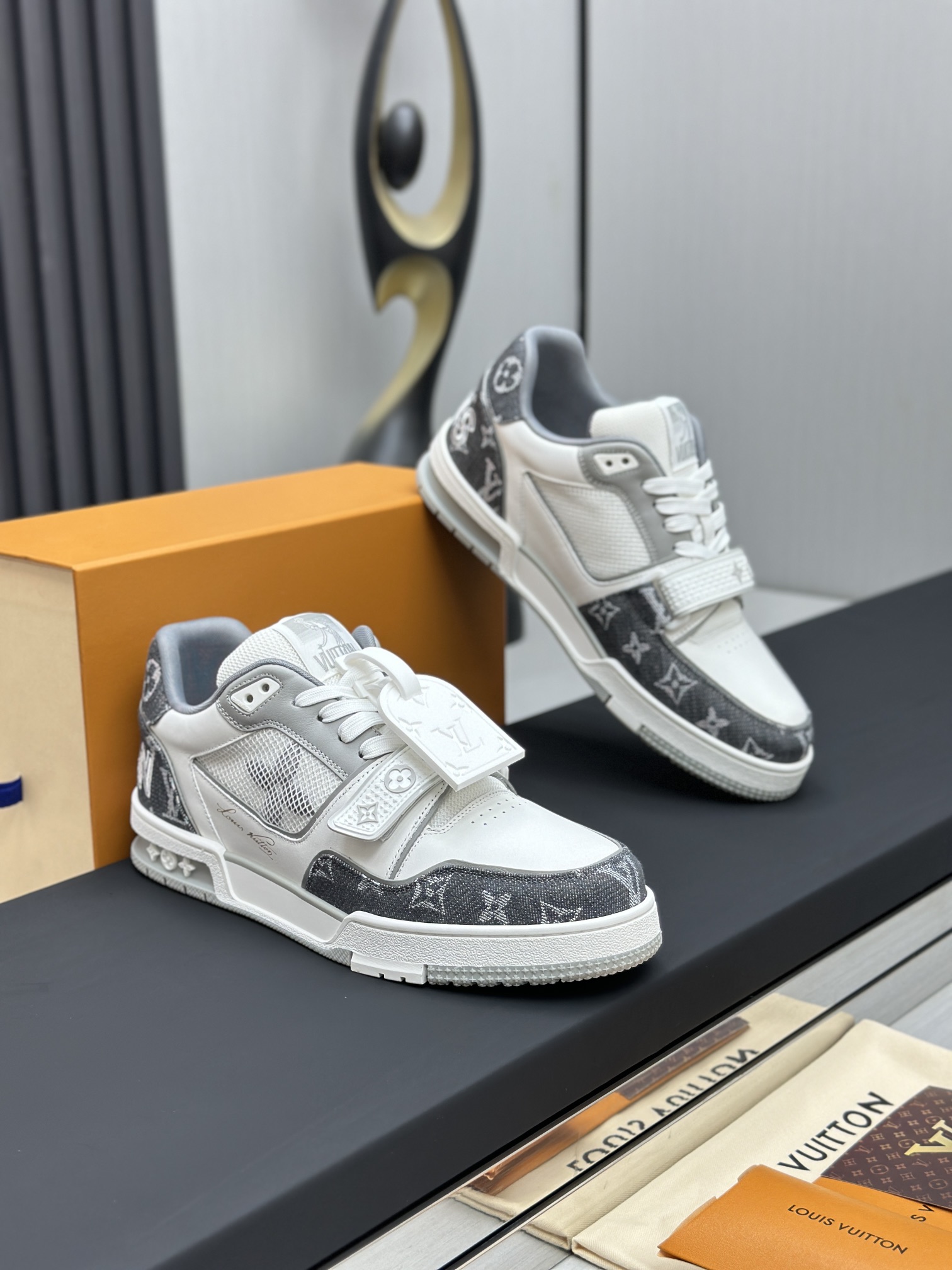 LV復刻 灰白Monogram Trainer运动鞋 男士低帮休闲鞋| 13 LV復刻 灰白Monogram Trainer运动鞋 男士低帮休闲鞋