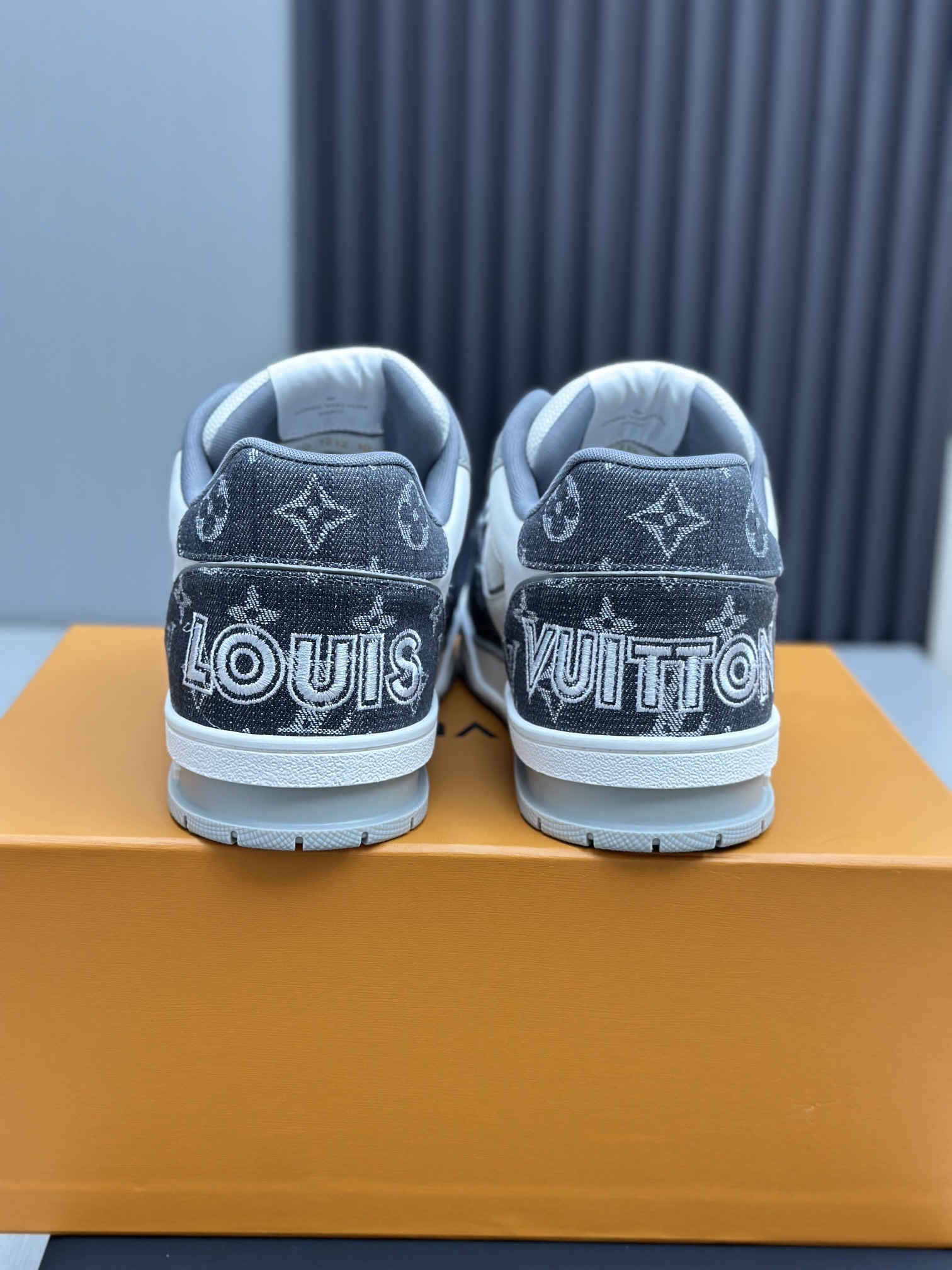 LV復刻 灰白Monogram Trainer运动鞋 男士低帮休闲鞋| 11 LV復刻 灰白Monogram Trainer运动鞋 男士低帮休闲鞋
