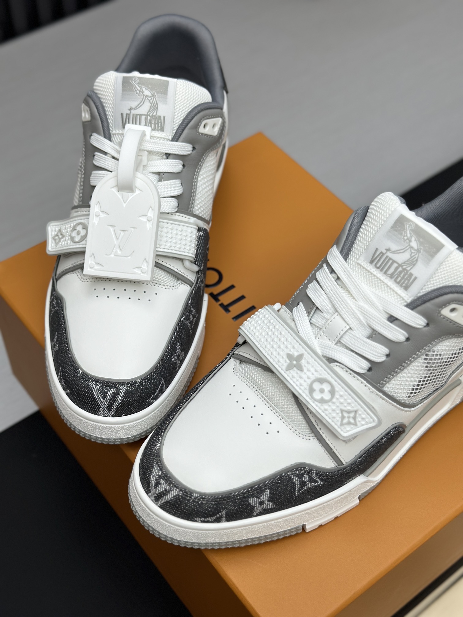 LV復刻 灰白Monogram Trainer运动鞋 男士低帮休闲鞋| 10 LV復刻 灰白Monogram Trainer运动鞋 男士低帮休闲鞋