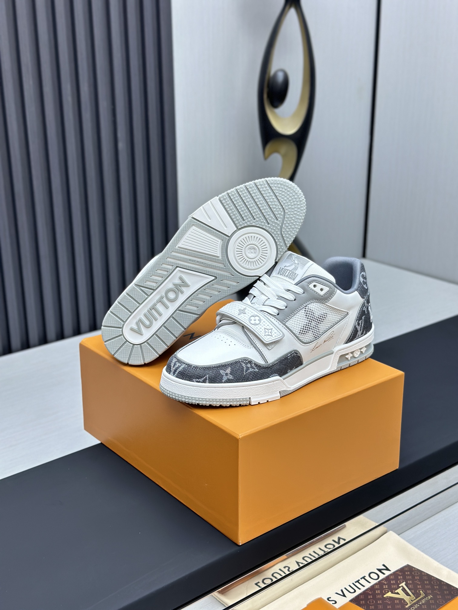 LV復刻 灰白Monogram Trainer运动鞋 男士低帮休闲鞋| 9 LV復刻 灰白Monogram Trainer运动鞋 男士低帮休闲鞋