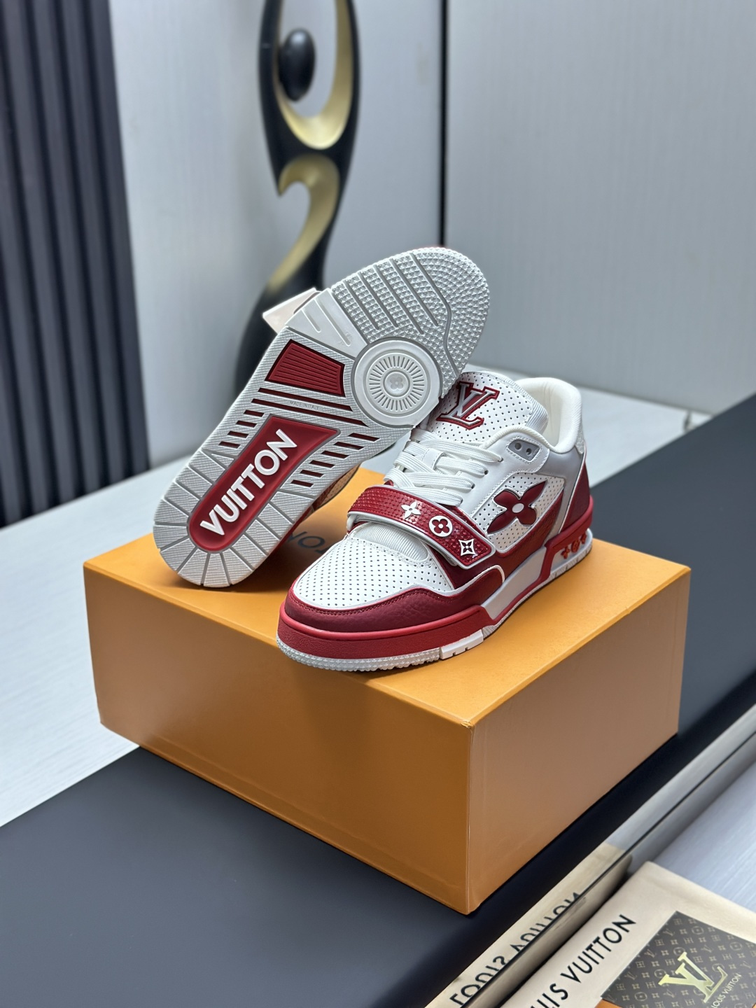 LV A貨 Trainer 紅白撞色運動鞋 男士潮流街頭板鞋| 10 LV A貨 Trainer 紅白撞色運動鞋 男士潮流街頭板鞋