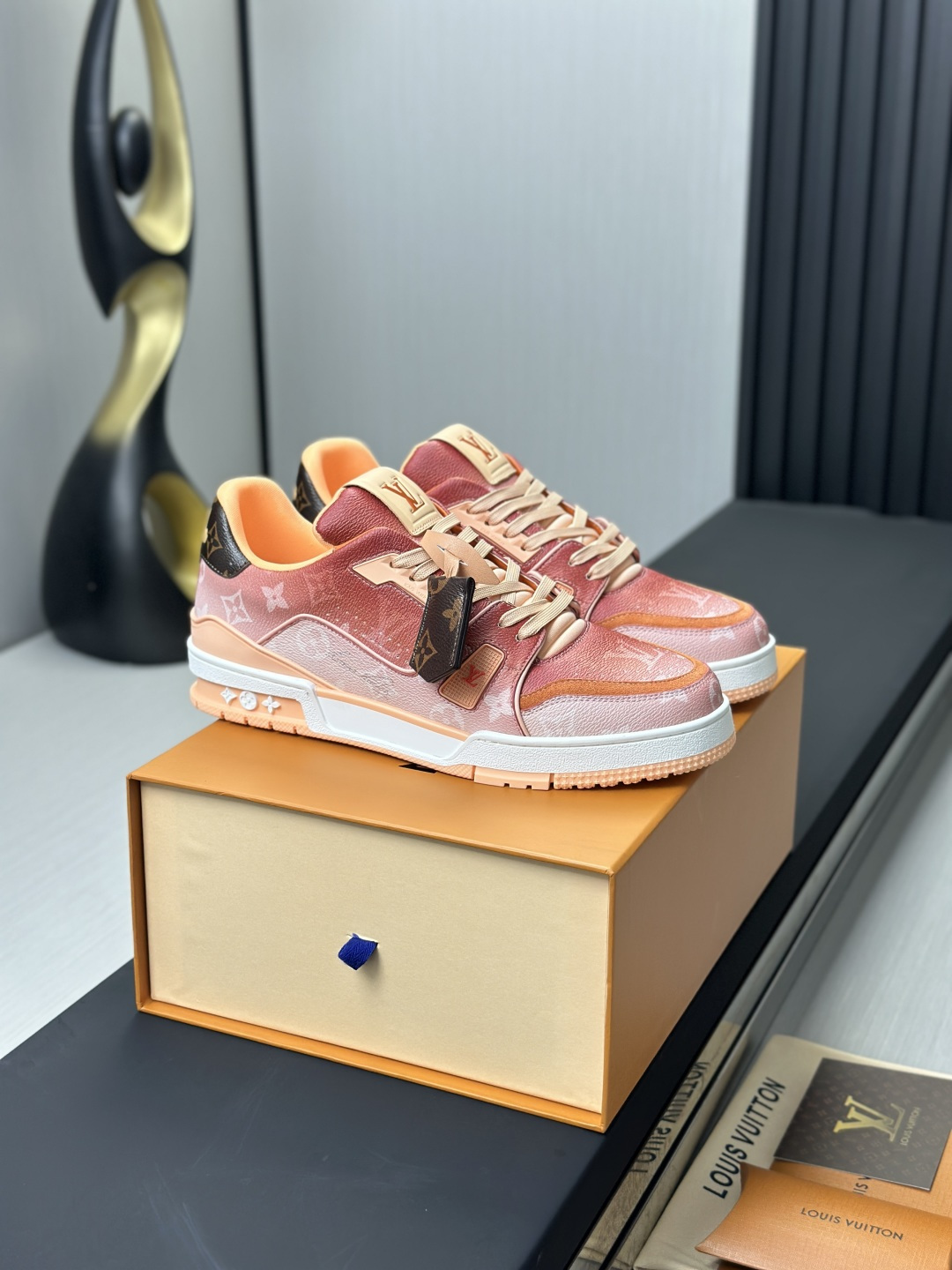 LV復刻 Trainer 粉橘漸層老花運動鞋 女款時尚休閒板鞋| 14 LV復刻 Trainer 粉橘漸層老花運動鞋 女款時尚休閒板鞋