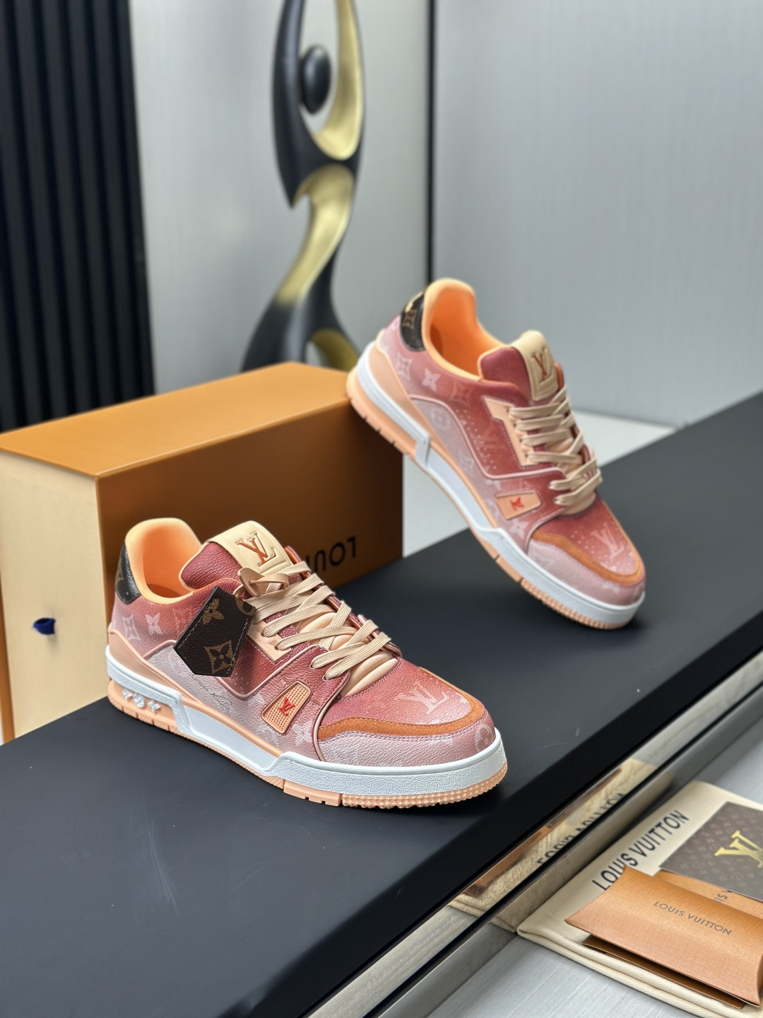 LV復刻 Trainer 粉橘漸層老花運動鞋 女款時尚休閒板鞋| 12 LV復刻 Trainer 粉橘漸層老花運動鞋 女款時尚休閒板鞋