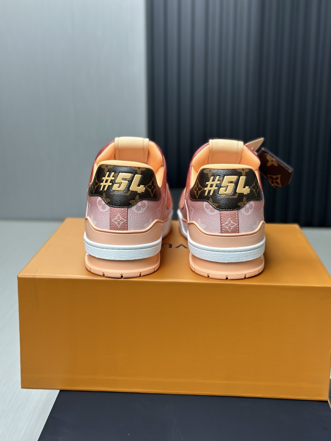 LV復刻 Trainer 粉橘漸層老花運動鞋 女款時尚休閒板鞋| 9 LV復刻 Trainer 粉橘漸層老花運動鞋 女款時尚休閒板鞋