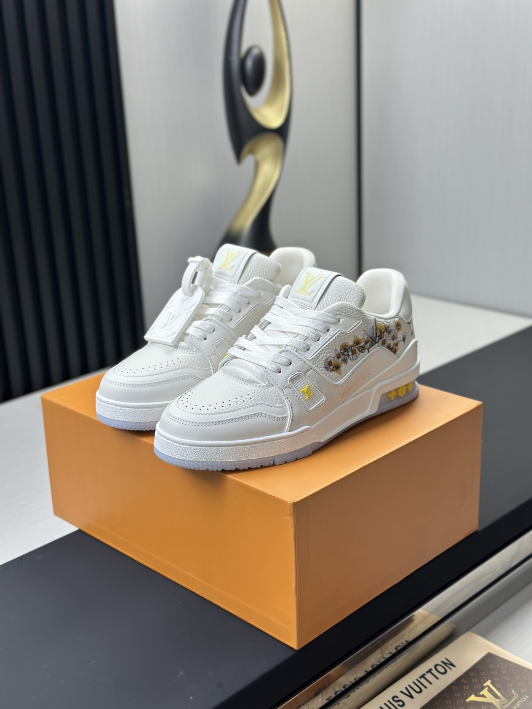 LV原單 Trainer 花卉刺繡小白鞋 精品休閒運動鞋| 3 LV原單 Trainer 花卉刺繡小白鞋 精品休閒運動鞋