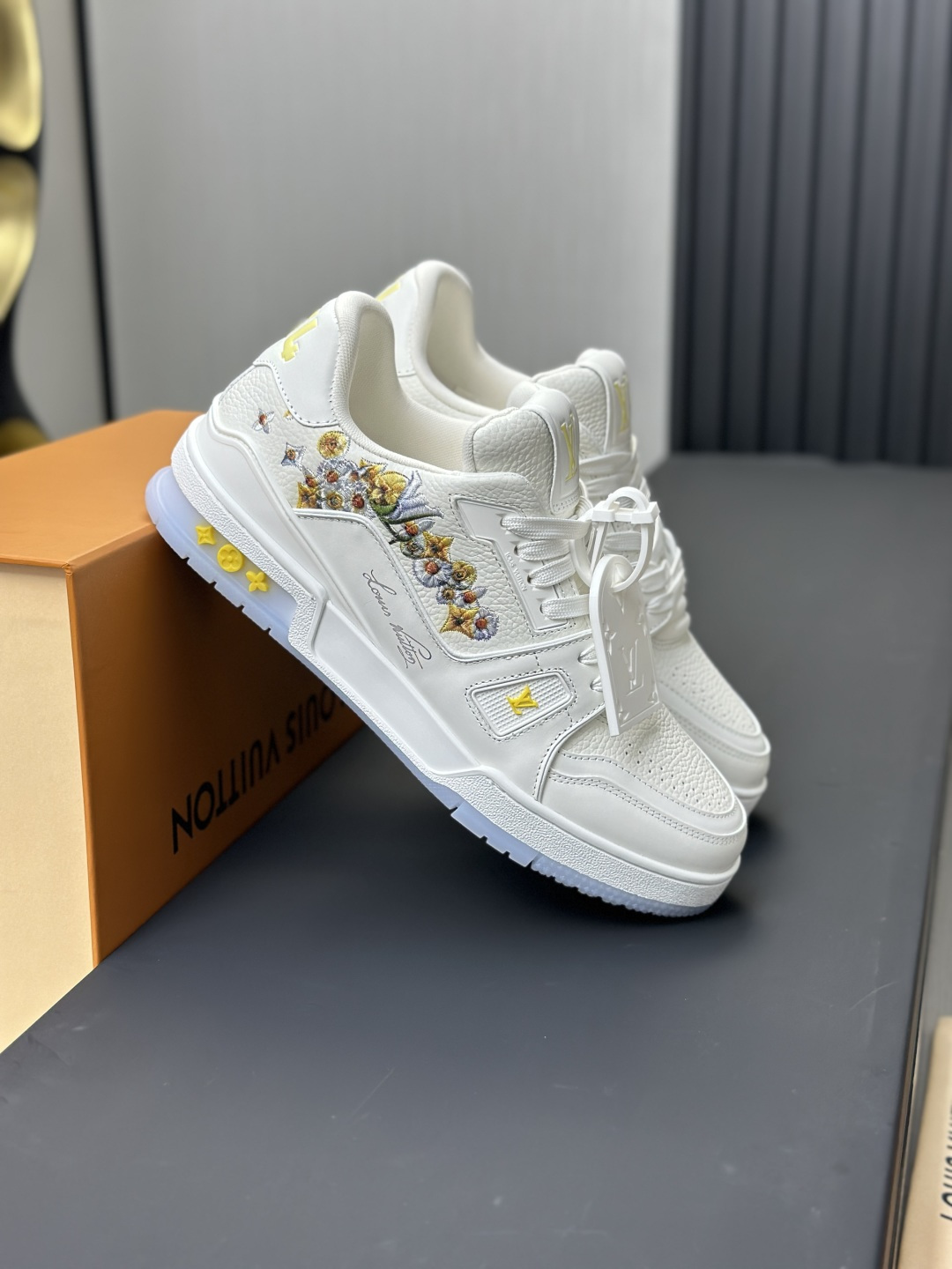 LV原單 Trainer 花卉刺繡小白鞋 精品休閒運動鞋| 12 LV原單 Trainer 花卉刺繡小白鞋 精品休閒運動鞋