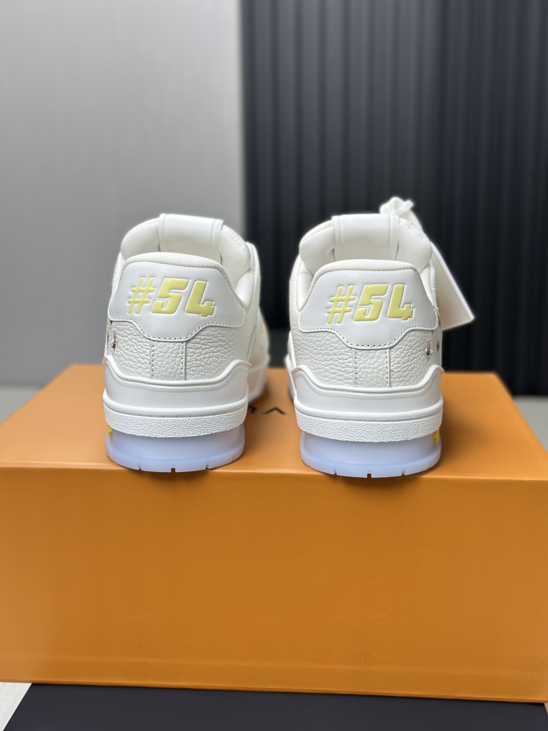 LV原單 Trainer 花卉刺繡小白鞋 精品休閒運動鞋| 9 LV原單 Trainer 花卉刺繡小白鞋 精品休閒運動鞋
