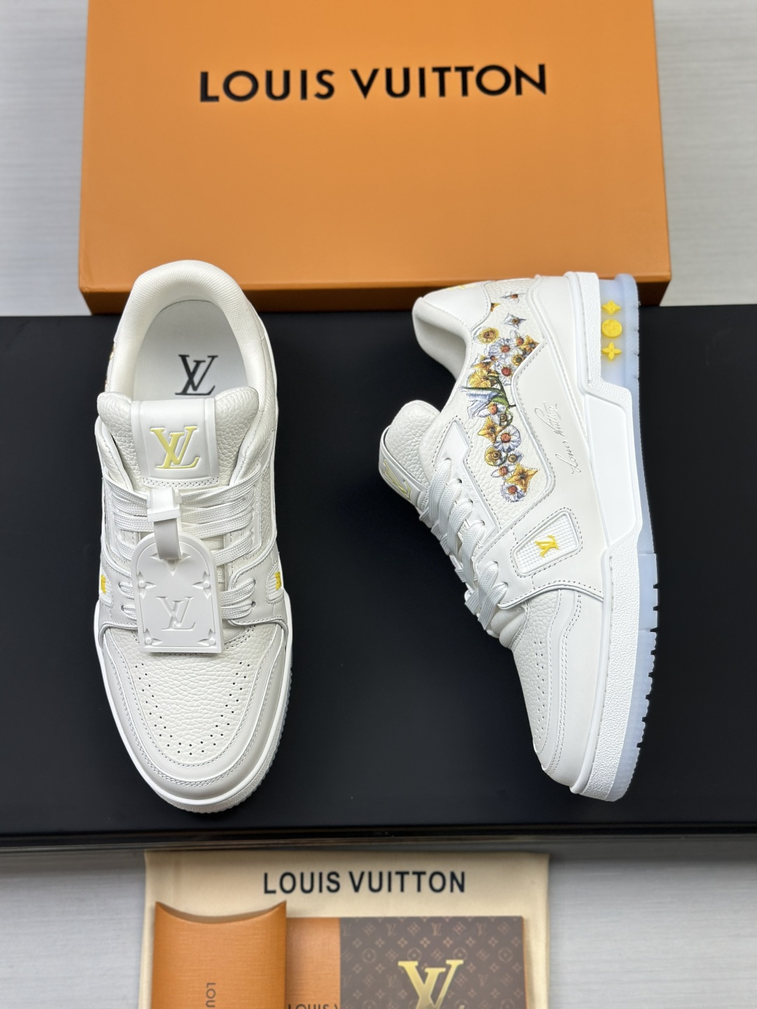 LV原單 Trainer 花卉刺繡小白鞋 精品休閒運動鞋| 8 LV原單 Trainer 花卉刺繡小白鞋 精品休閒運動鞋