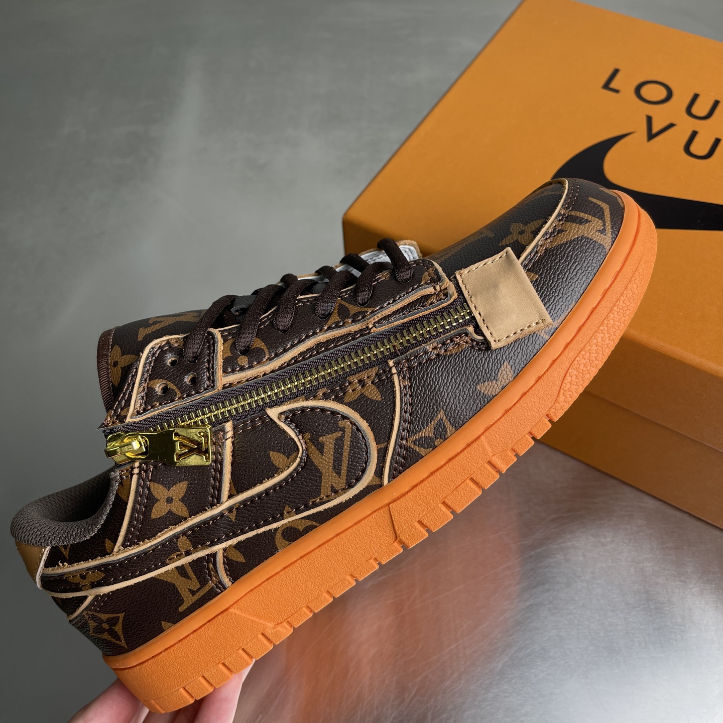 LV A貨聯名拉鍊板鞋 Monogram棕色休閒運動鞋| 12 LV A貨聯名拉鍊板鞋 Monogram棕色休閒運動鞋