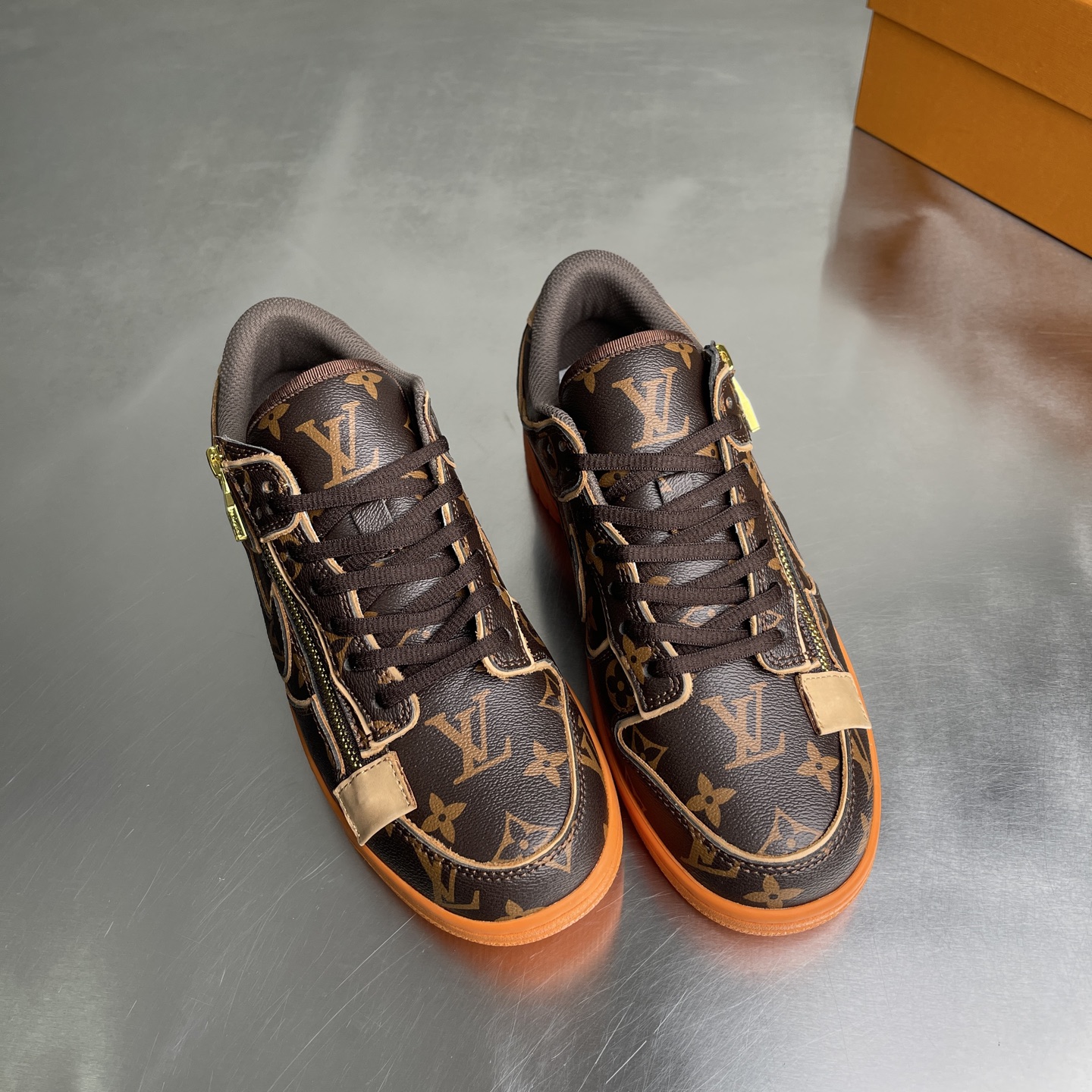 LV A貨聯名拉鍊板鞋 Monogram棕色休閒運動鞋| 10 LV A貨聯名拉鍊板鞋 Monogram棕色休閒運動鞋