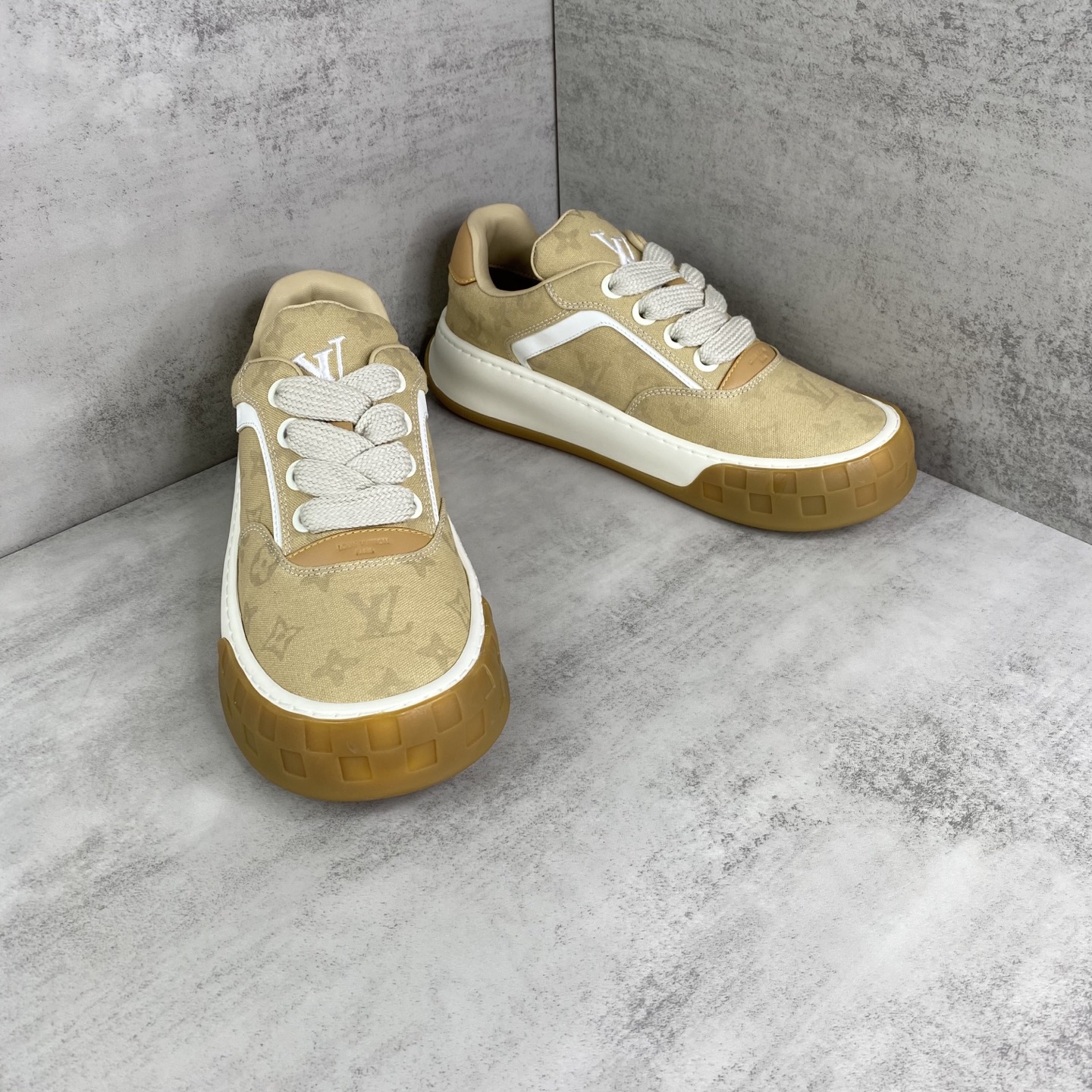 LV A貨 Trainer Maxi Monogram 帆布厚底休閒鞋 卡其色| 3 LV A貨 Trainer Maxi Monogram 帆布厚底休閒鞋 卡其色