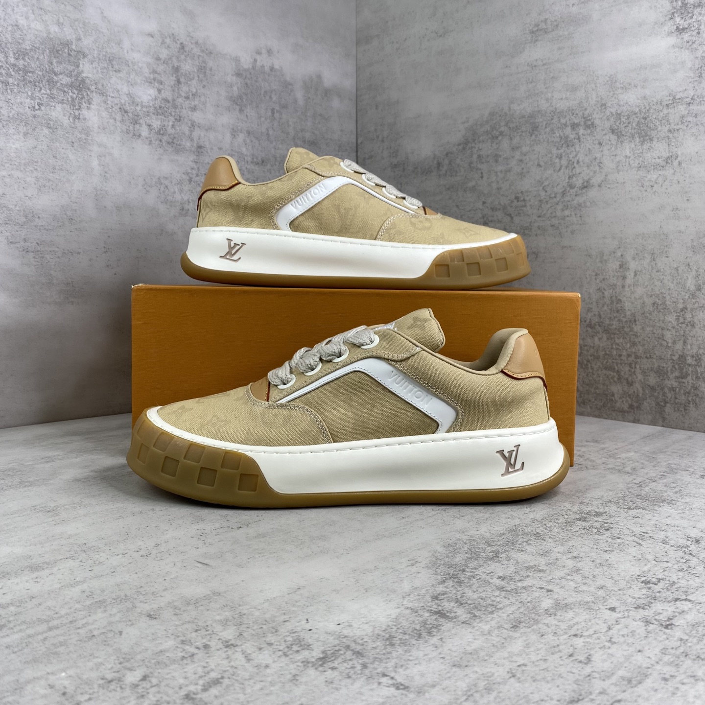LV A貨 Trainer Maxi Monogram 帆布厚底休閒鞋 卡其色