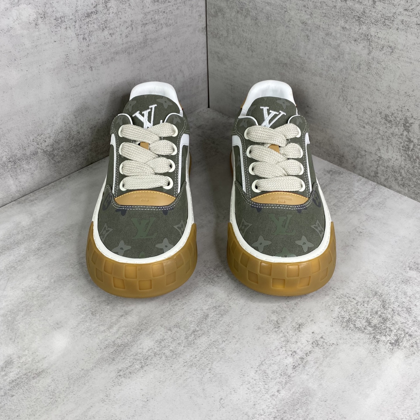 LV 高仿 Trainer Maxi 軍綠 Monogram 厚底休閒鞋| 12 LV 高仿 Trainer Maxi 軍綠 Monogram 厚底休閒鞋