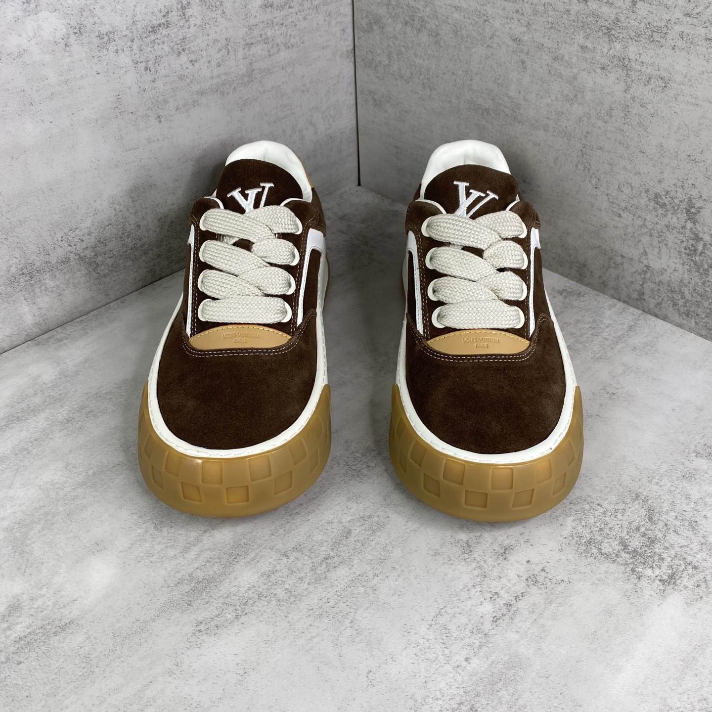 LV 復刻 Trainer Maxi 咖啡色麂皮厚底休閒鞋| 12 LV 復刻 Trainer Maxi 咖啡色麂皮厚底休閒鞋