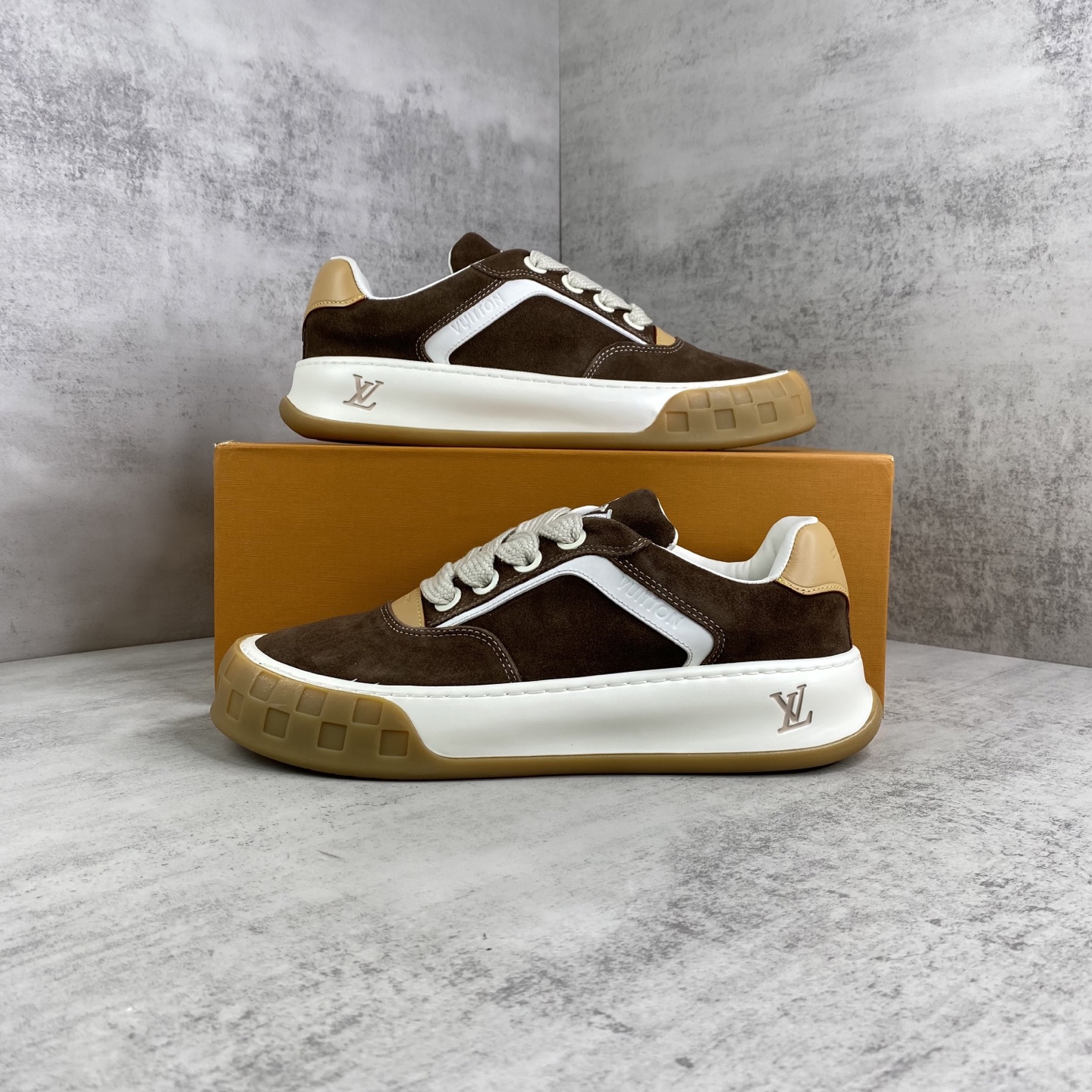 LV 復刻 Trainer Maxi 咖啡色麂皮厚底休閒鞋| 7 LV 復刻 Trainer Maxi 咖啡色麂皮厚底休閒鞋