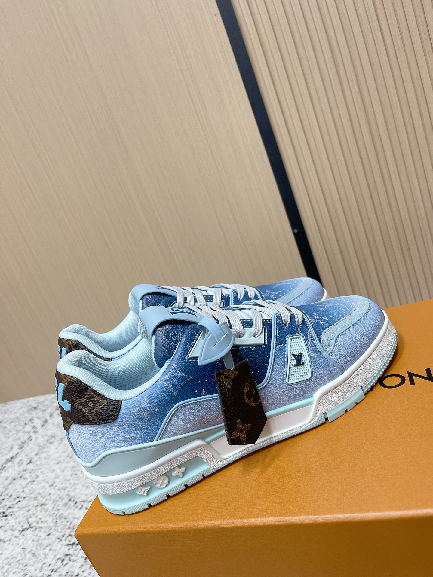 LV一比一 Trainer低幫運動鞋 淺藍漸層休閒板鞋