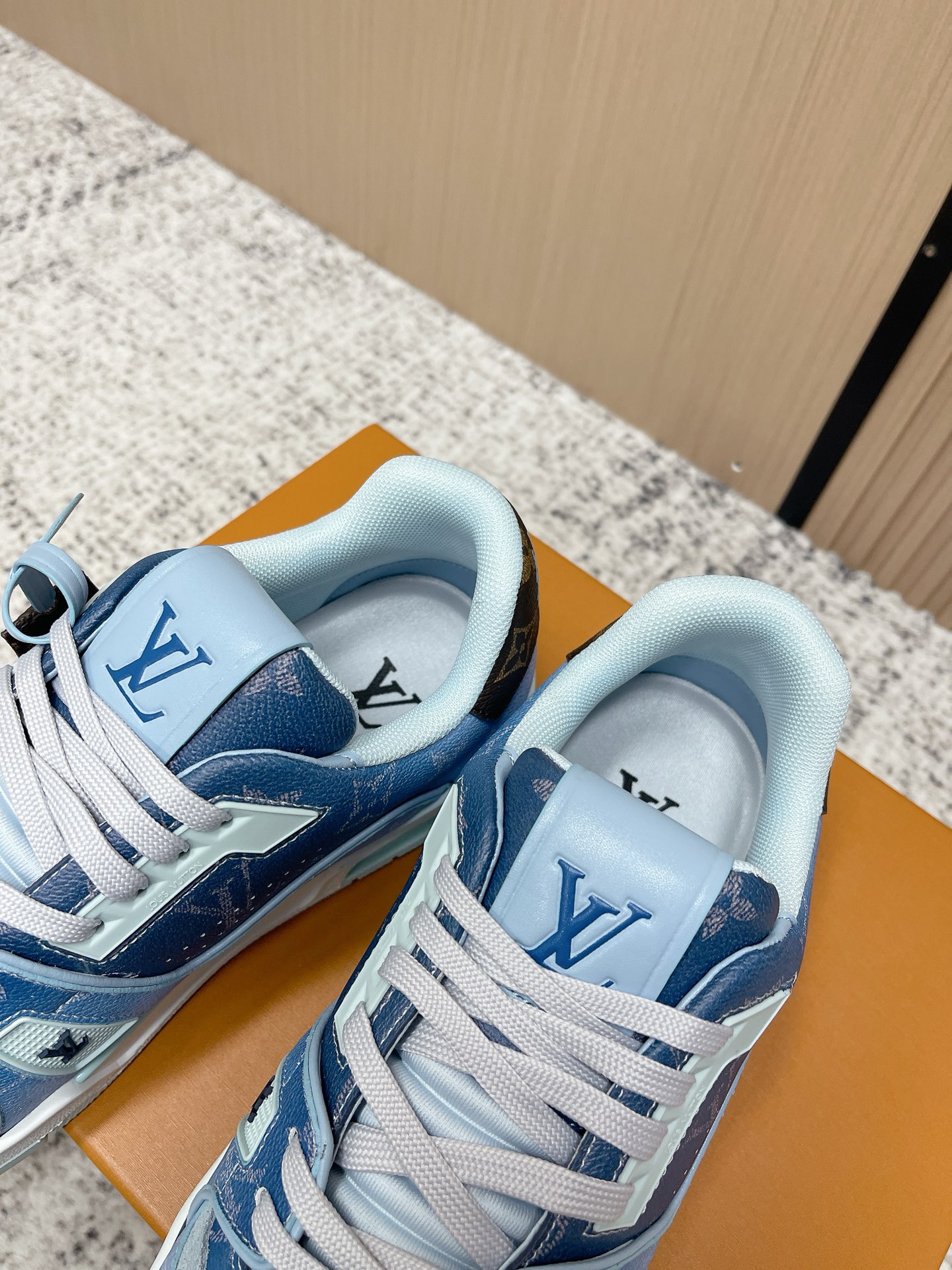 LV一比一 Trainer低幫運動鞋 淺藍漸層休閒板鞋