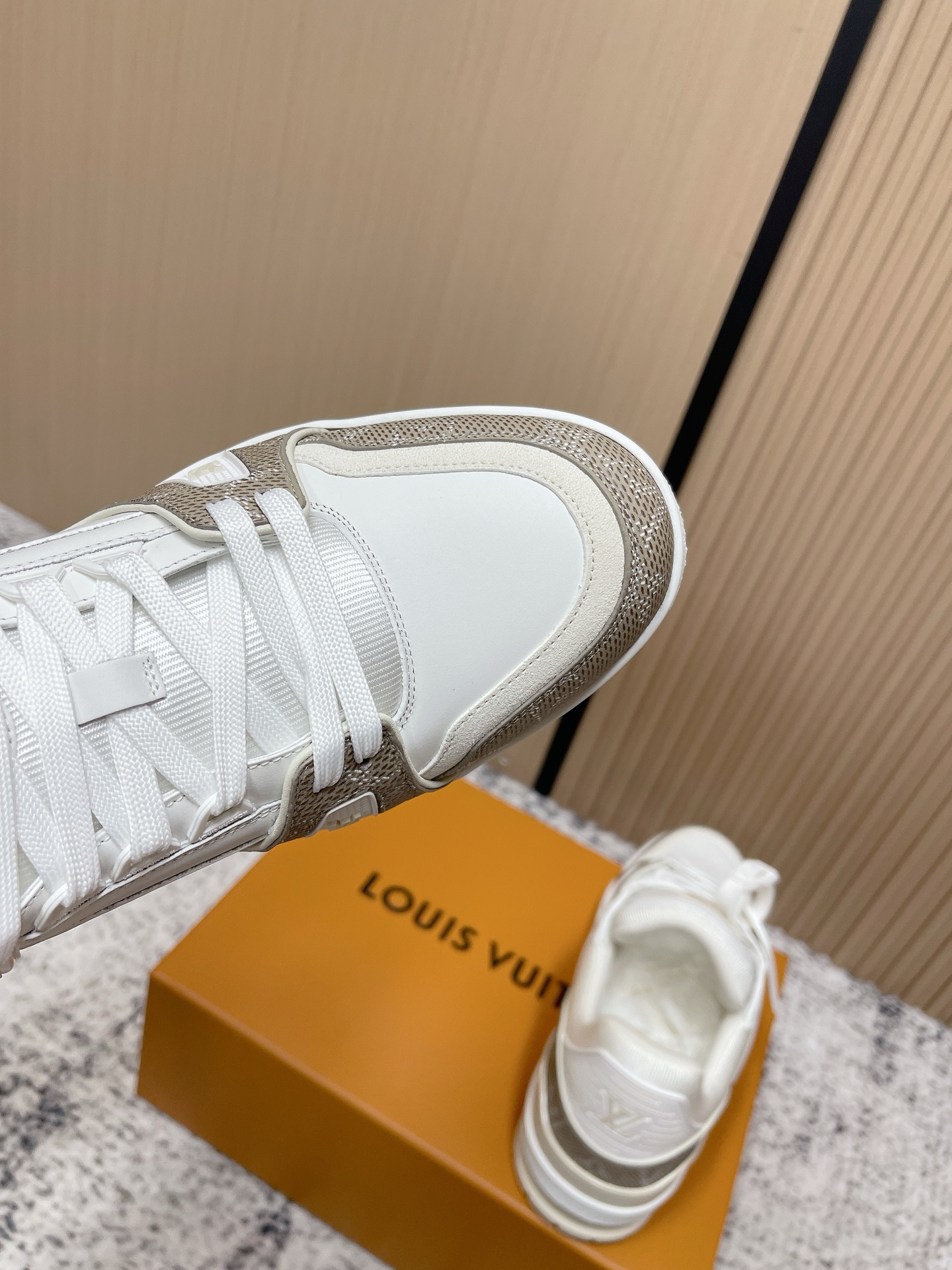 LV A貨 Trainer運動鞋 米白拼接Monogram休閒鞋| 9 LV A貨 Trainer運動鞋 米白拼接Monogram休閒鞋