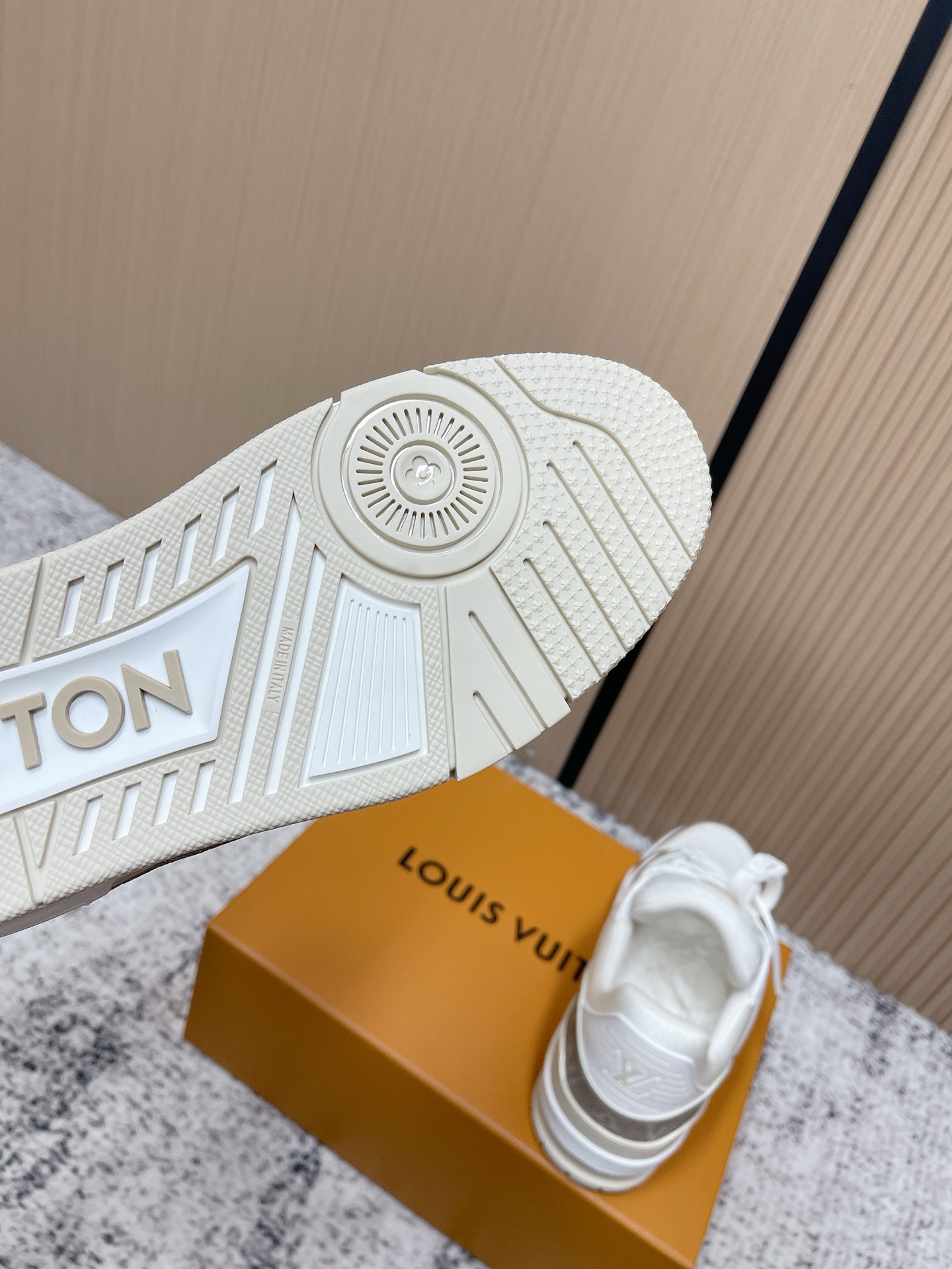 LV A貨 Trainer運動鞋 米白拼接Monogram休閒鞋| 8 LV A貨 Trainer運動鞋 米白拼接Monogram休閒鞋