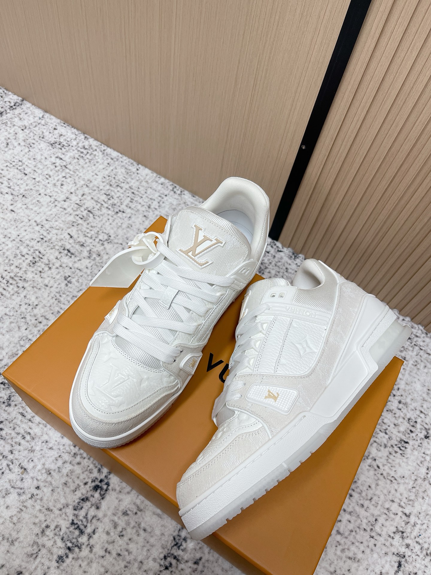 LV高仿 Trainer全白壓紋運動鞋 Monogram休閒板鞋| 12 LV高仿 Trainer全白壓紋運動鞋 Monogram休閒板鞋