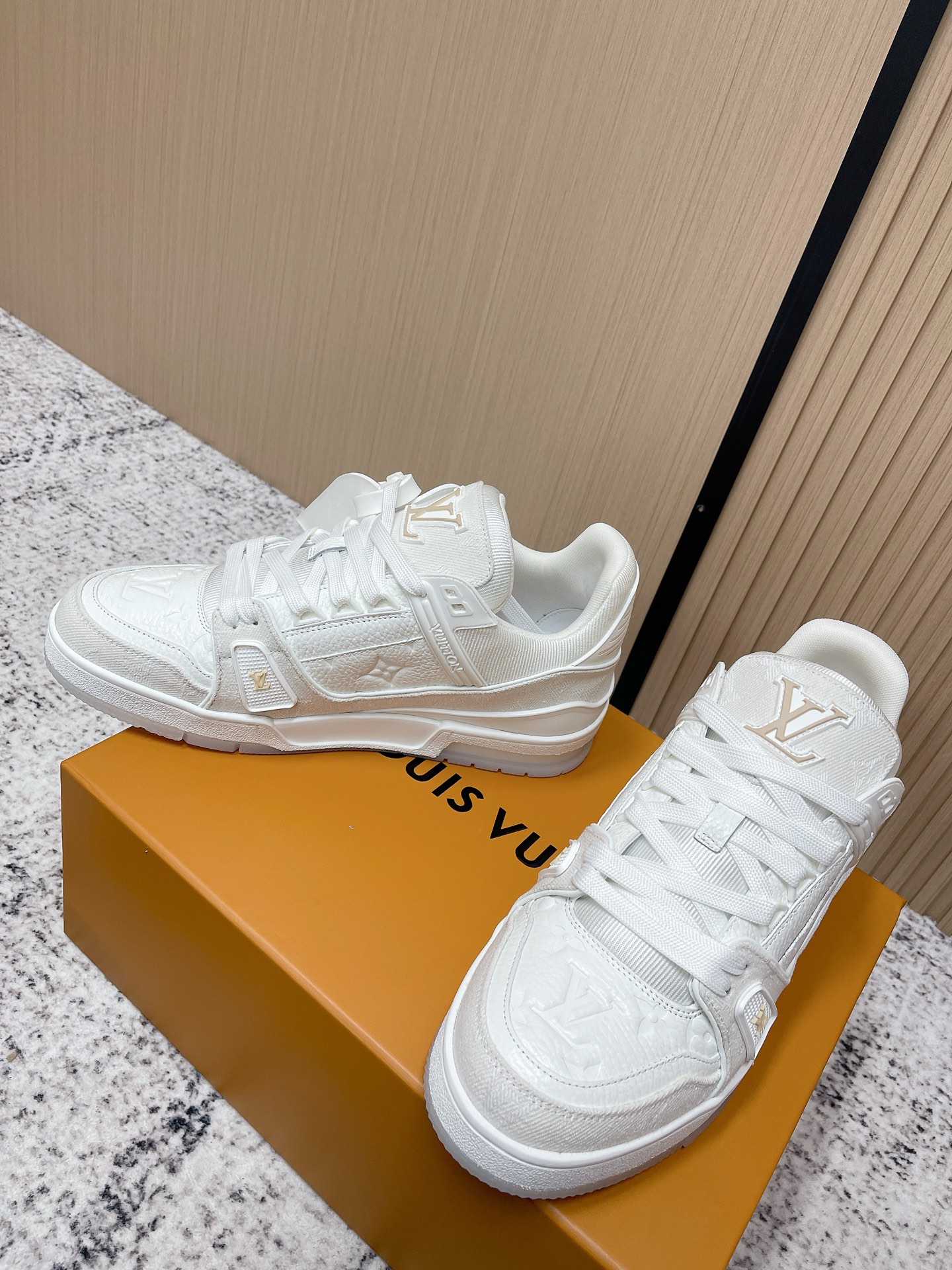 LV高仿 Trainer全白壓紋運動鞋 Monogram休閒板鞋| 11 LV高仿 Trainer全白壓紋運動鞋 Monogram休閒板鞋
