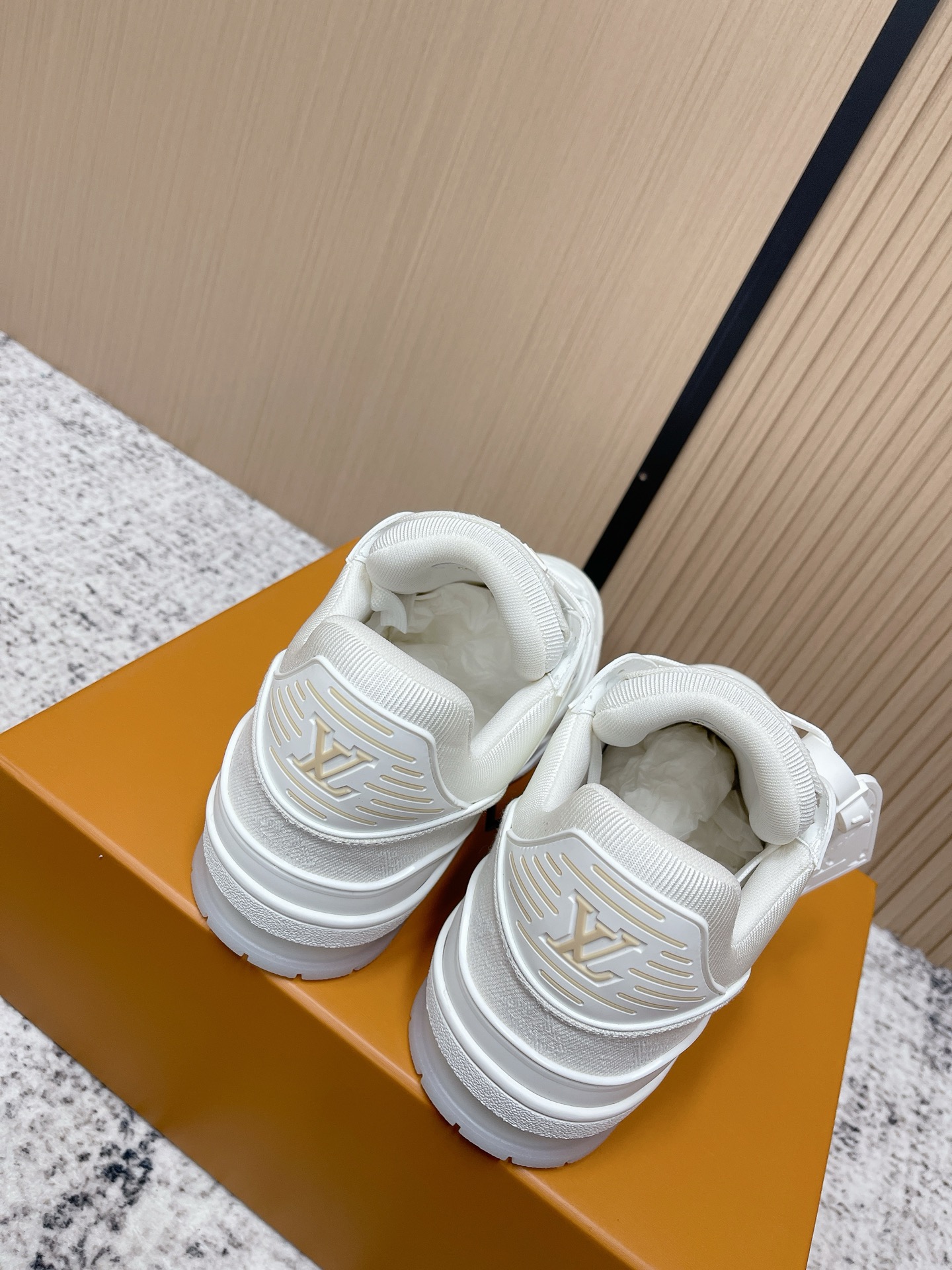 LV高仿 Trainer全白壓紋運動鞋 Monogram休閒板鞋| 10 LV高仿 Trainer全白壓紋運動鞋 Monogram休閒板鞋
