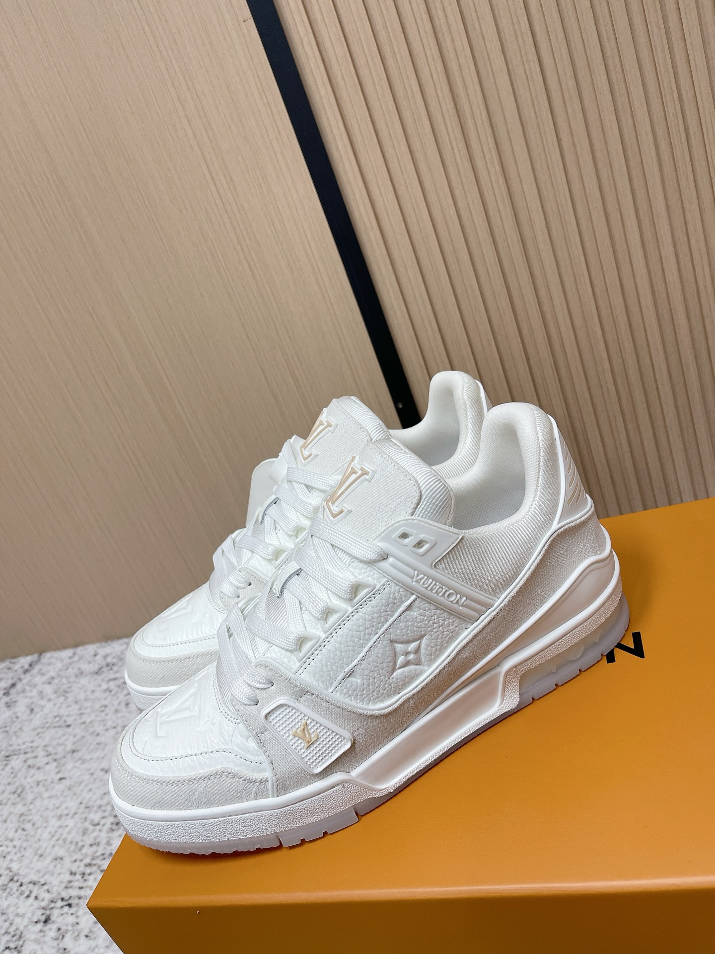 LV高仿 Trainer全白壓紋運動鞋 Monogram休閒板鞋| 9 LV高仿 Trainer全白壓紋運動鞋 Monogram休閒板鞋