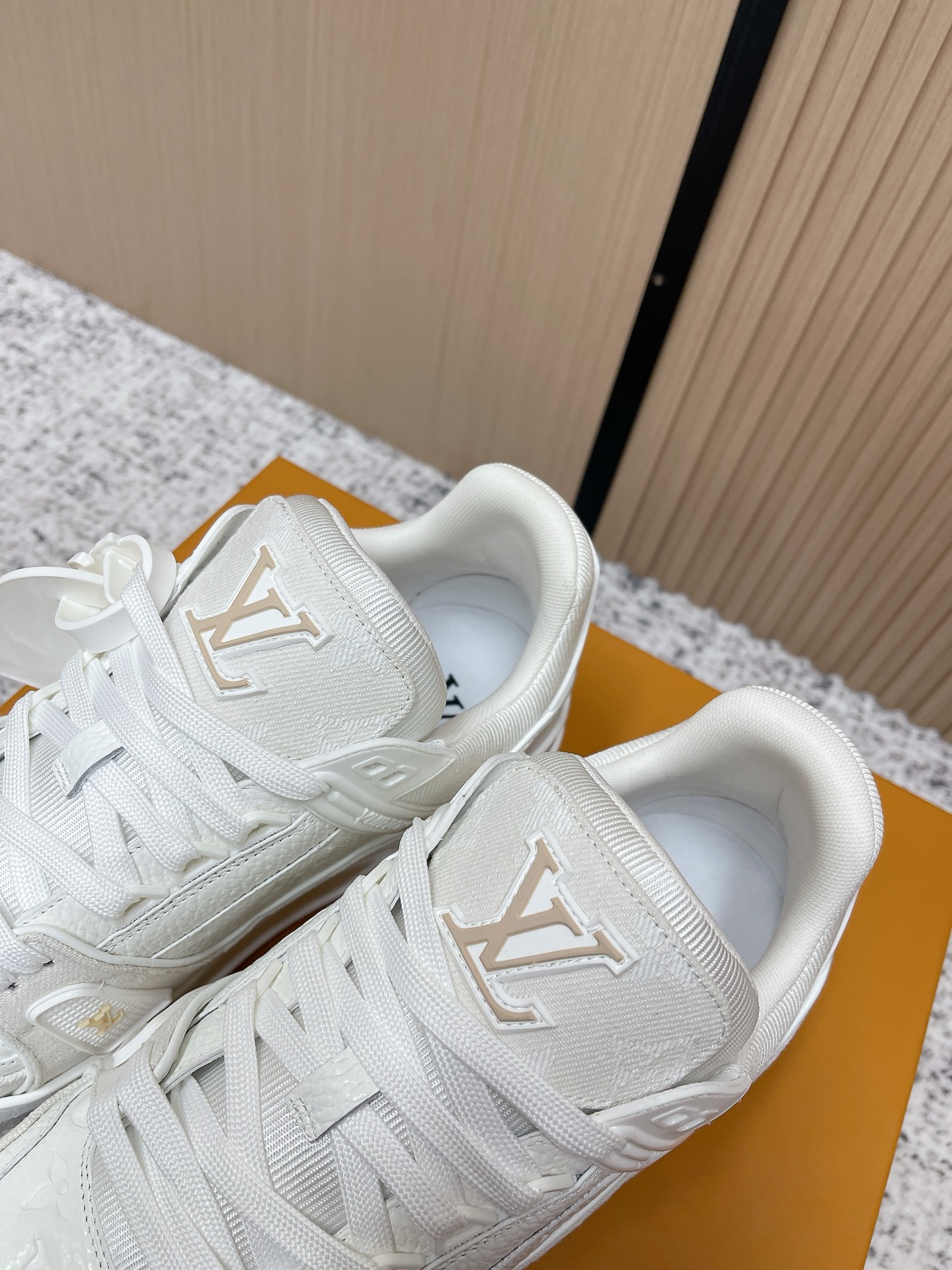 LV高仿 Trainer全白壓紋運動鞋 Monogram休閒板鞋| 8 LV高仿 Trainer全白壓紋運動鞋 Monogram休閒板鞋