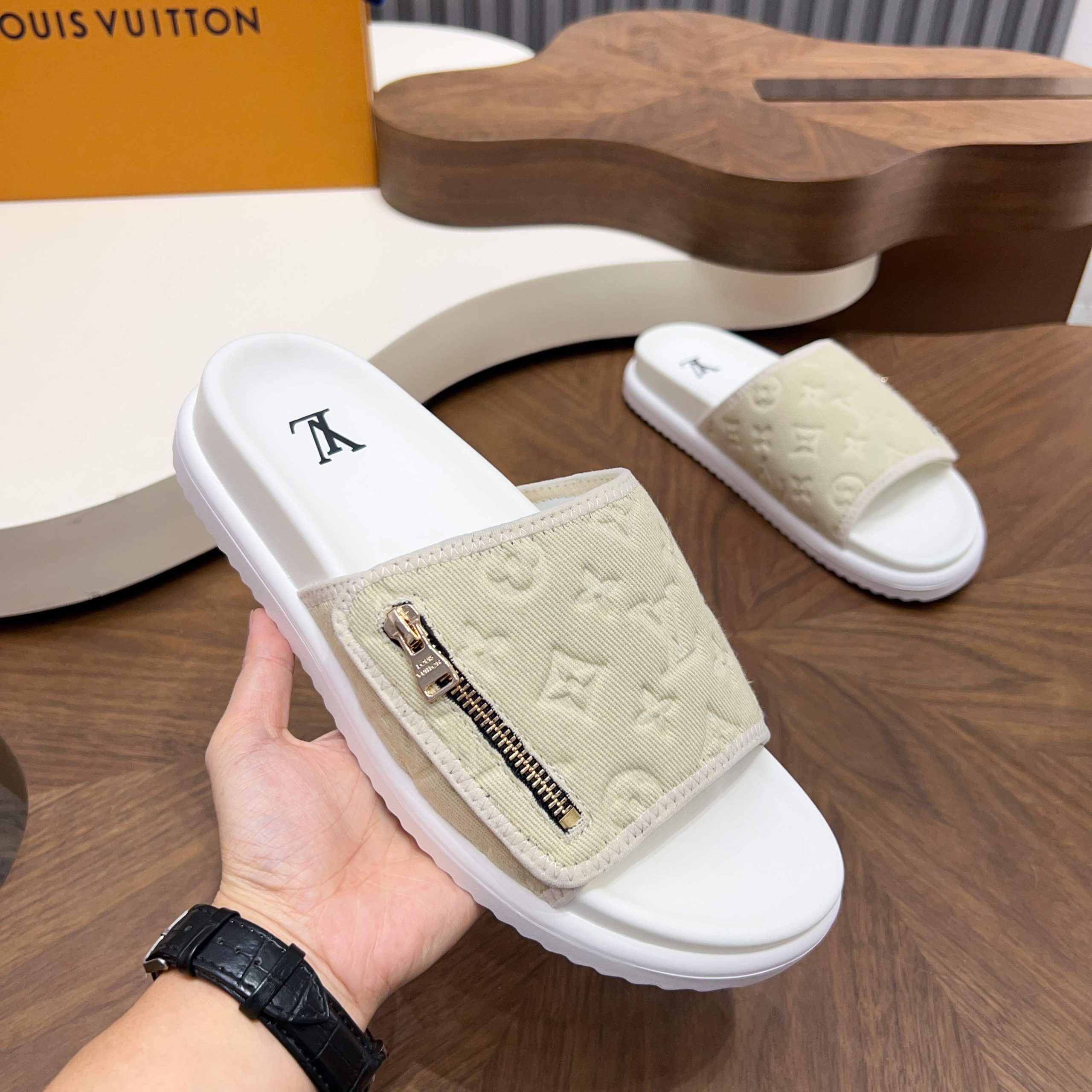 LV 高仿 女款 Monogram壓紋拉鍊拖鞋 米白休閒款| 14 LV 高仿 女款 Monogram壓紋拉鍊拖鞋 米白休閒款