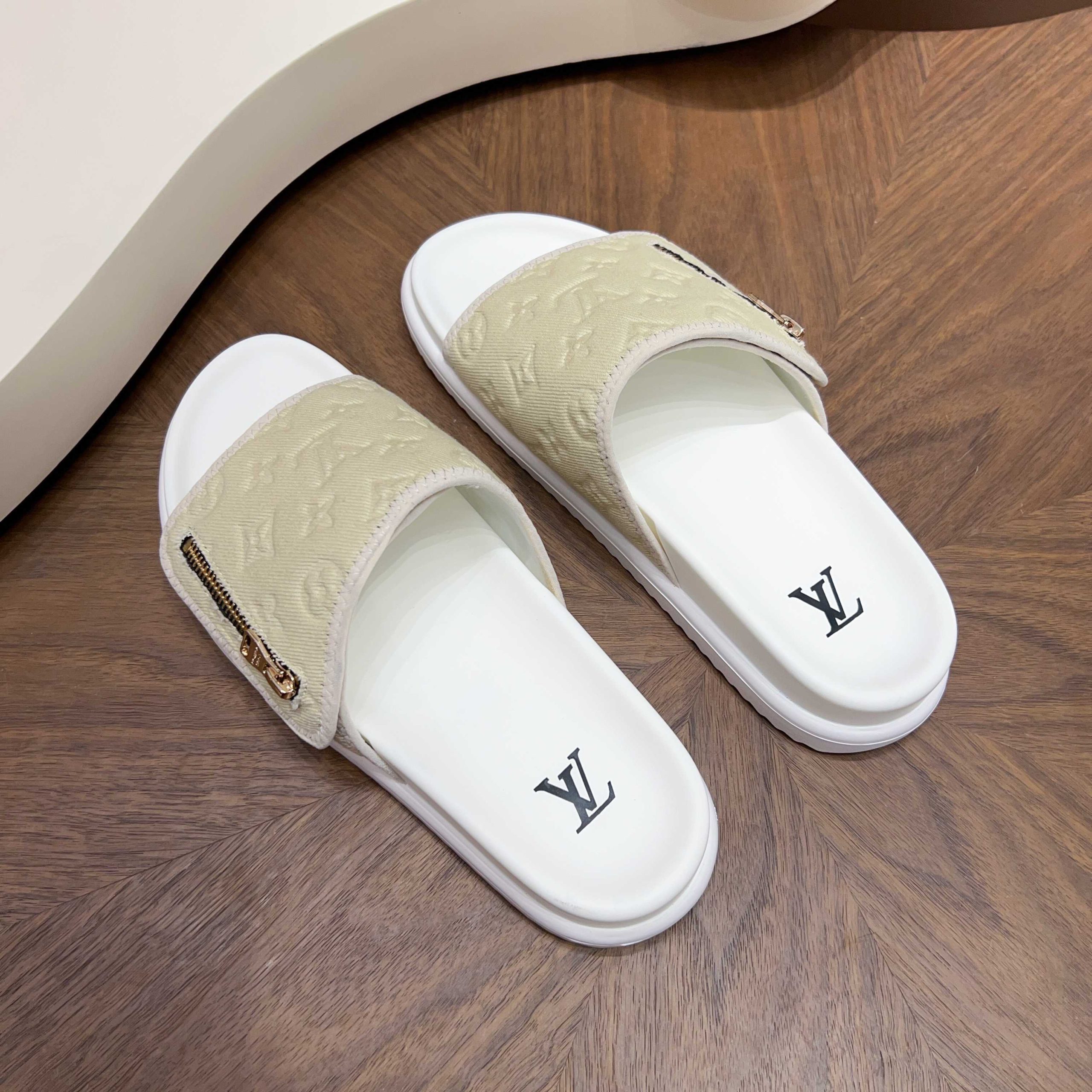 LV 高仿 女款 Monogram壓紋拉鍊拖鞋 米白休閒款| 13 LV 高仿 女款 Monogram壓紋拉鍊拖鞋 米白休閒款
