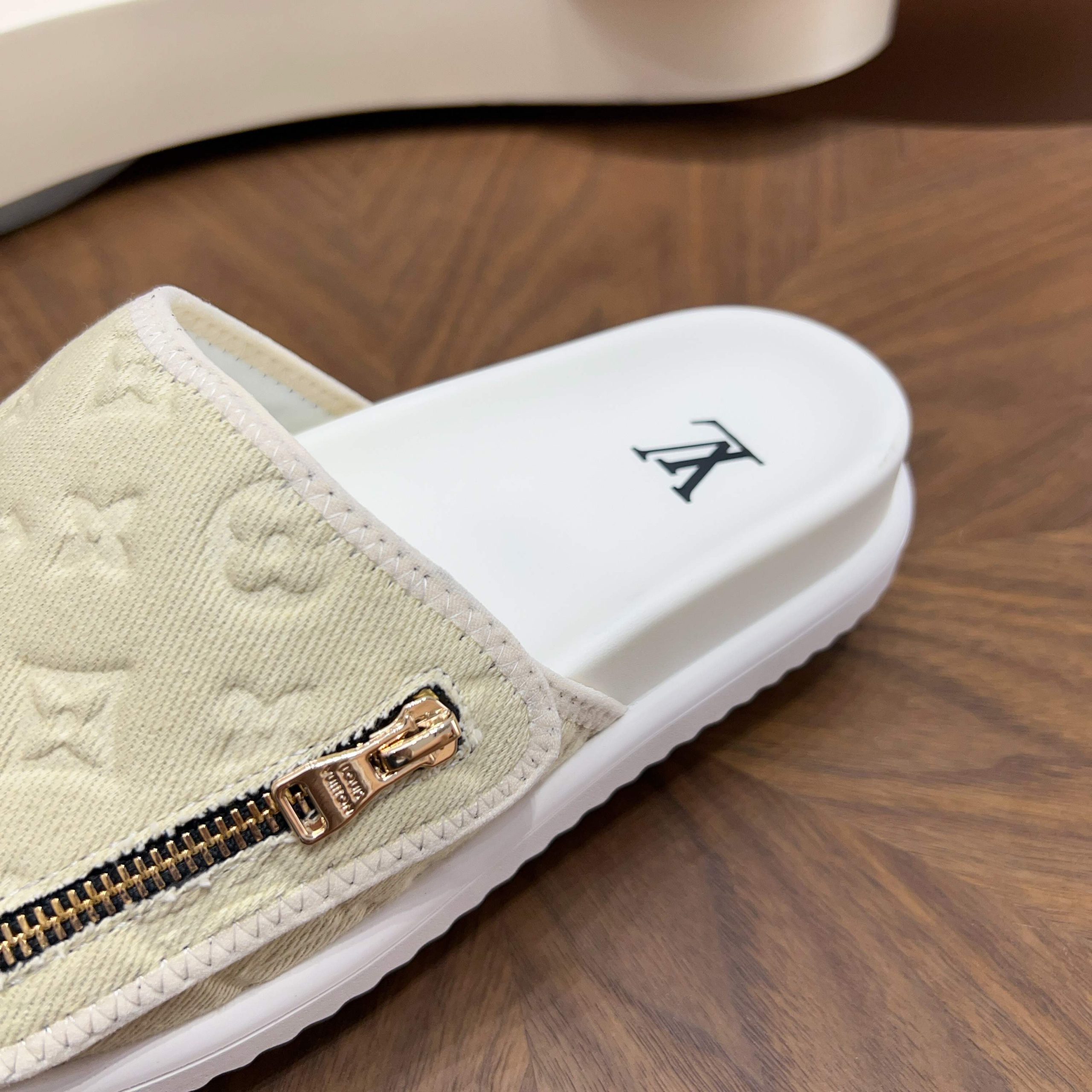LV 高仿 女款 Monogram壓紋拉鍊拖鞋 米白休閒款| 12 LV 高仿 女款 Monogram壓紋拉鍊拖鞋 米白休閒款