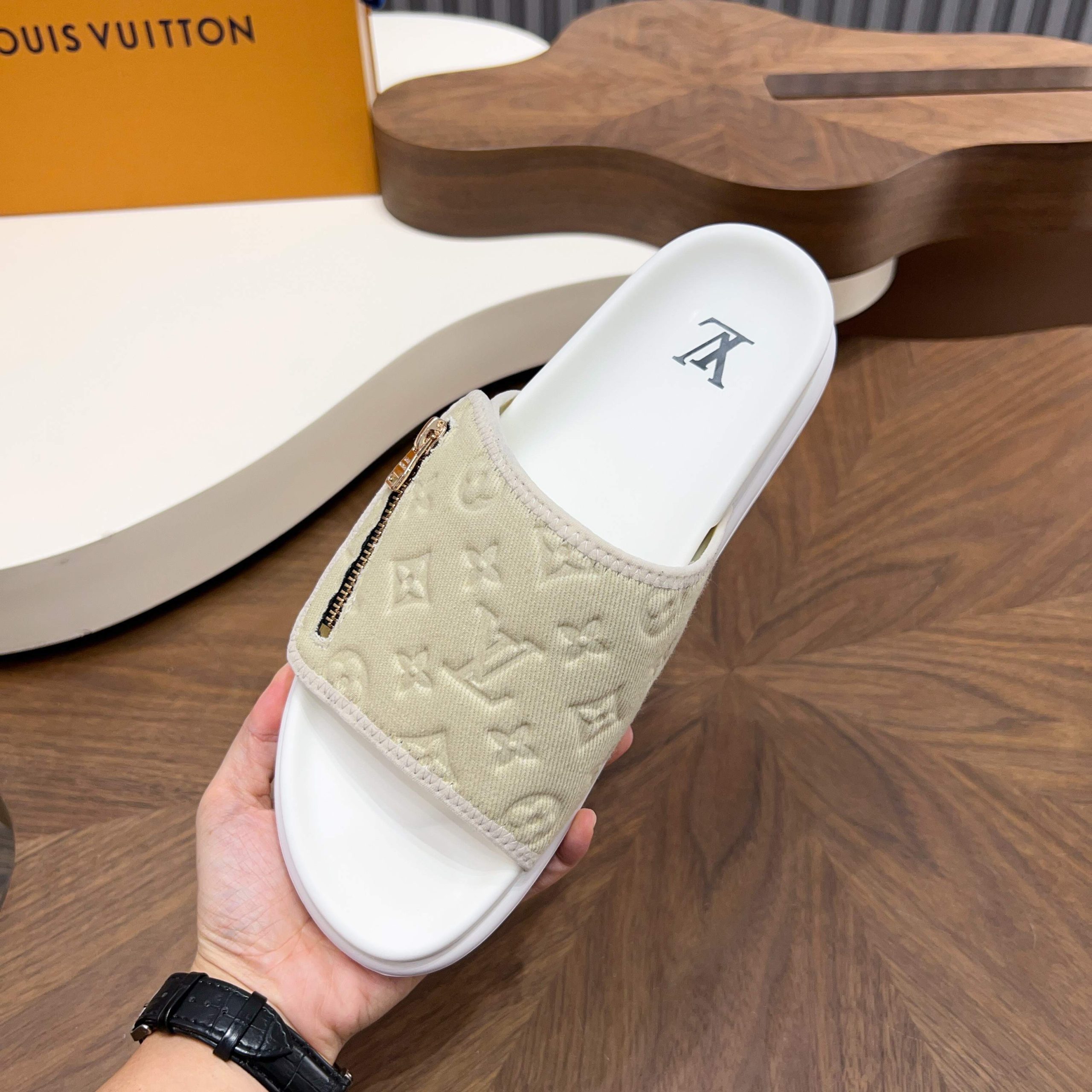 LV 高仿 女款 Monogram壓紋拉鍊拖鞋 米白休閒款| 11 LV 高仿 女款 Monogram壓紋拉鍊拖鞋 米白休閒款