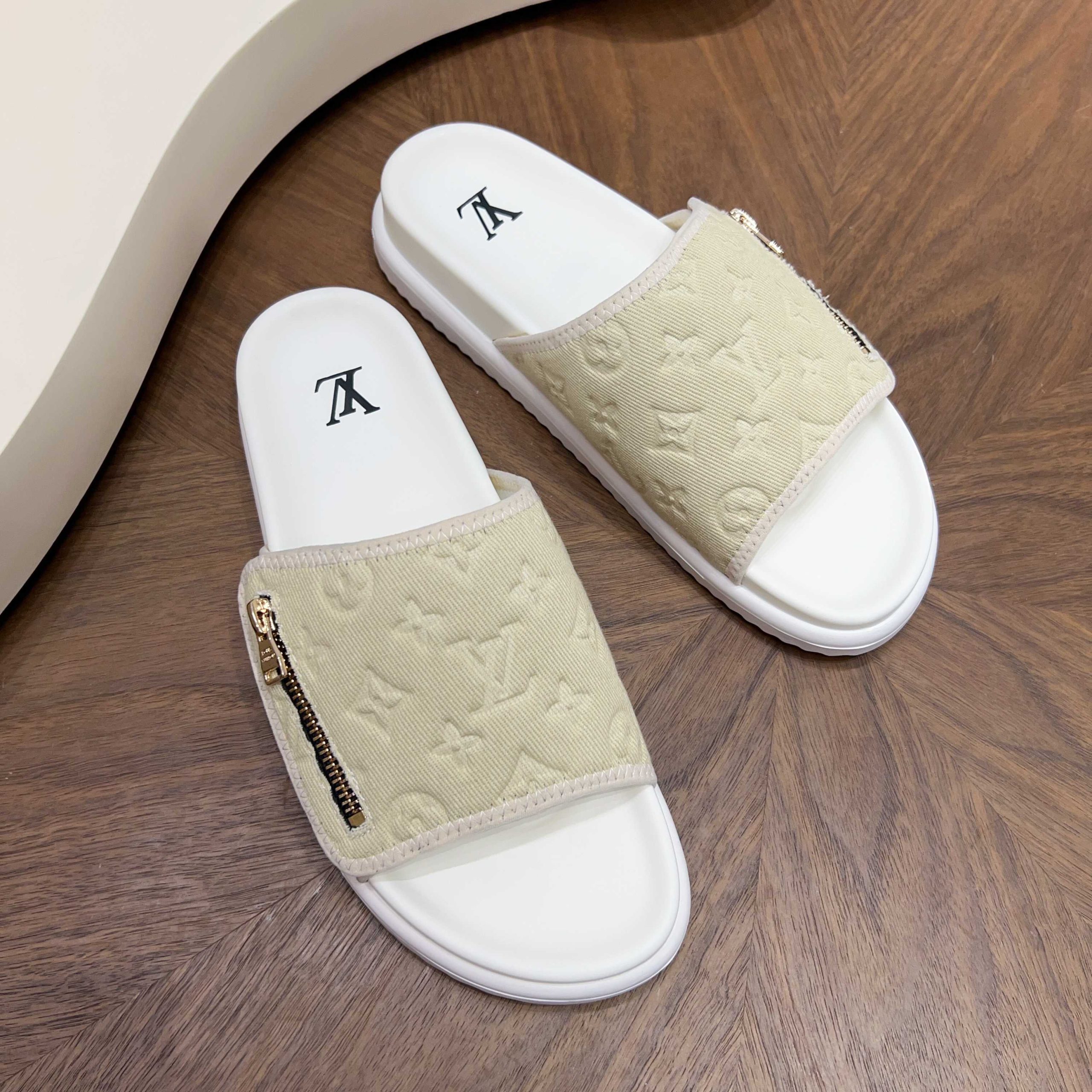 LV 高仿 女款 Monogram壓紋拉鍊拖鞋 米白休閒款| 8 LV 高仿 女款 Monogram壓紋拉鍊拖鞋 米白休閒款