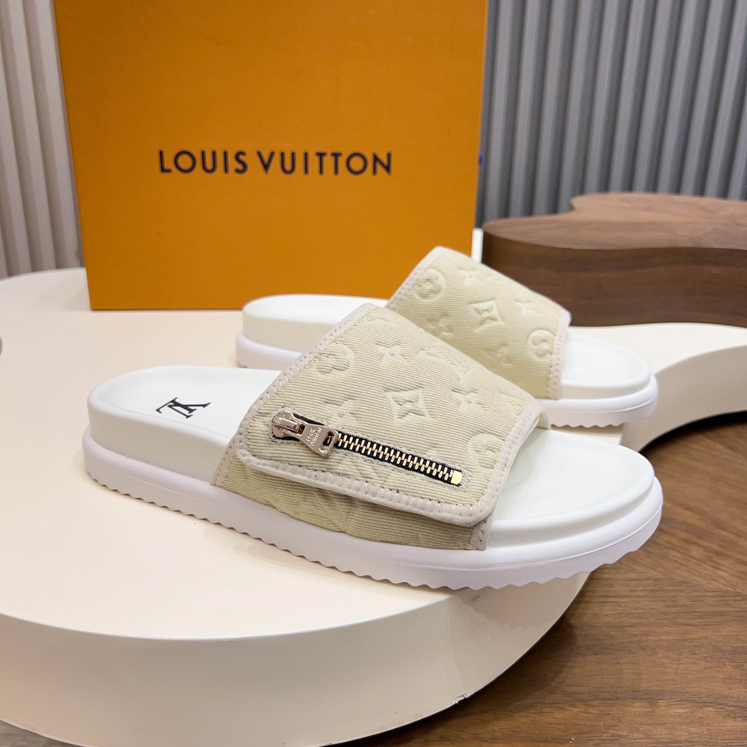 LV 高仿 女款 Monogram壓紋拉鍊拖鞋 米白休閒款| 7 LV 高仿 女款 Monogram壓紋拉鍊拖鞋 米白休閒款